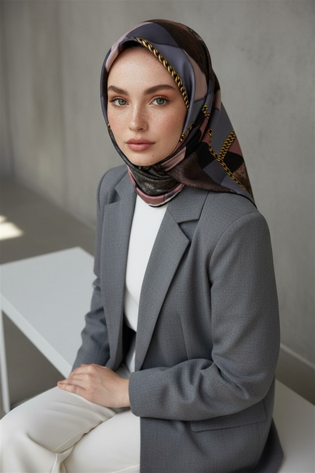 %100 Twill İpek Taş Efekti Desenli Pudra - Gri Renkli 90x90 Eşarp Dikim Şekli : El Dikişi