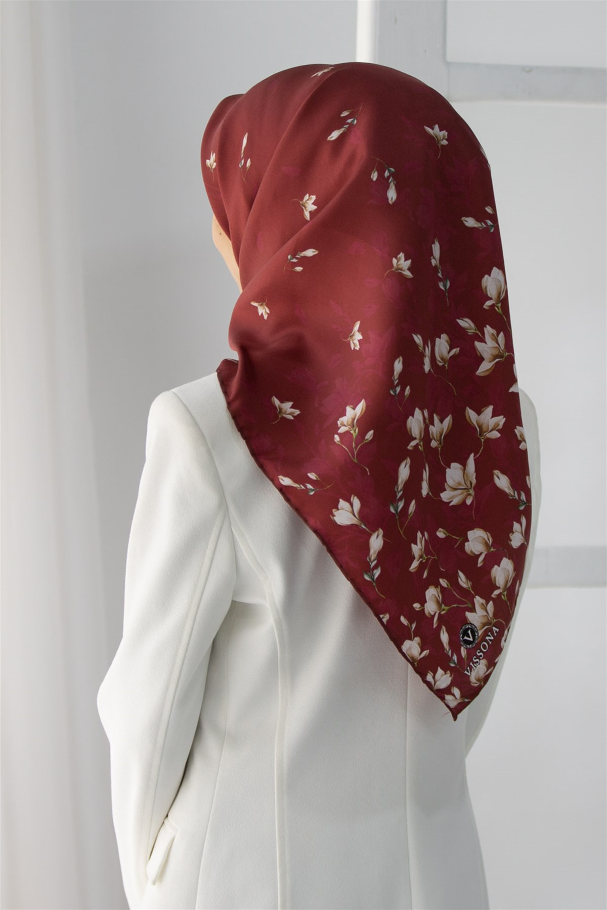 %100 Twill İpek Çiçek Desenli Bordo Renkli 90x90 Eşarp Dikim Şekli : El Dikişi