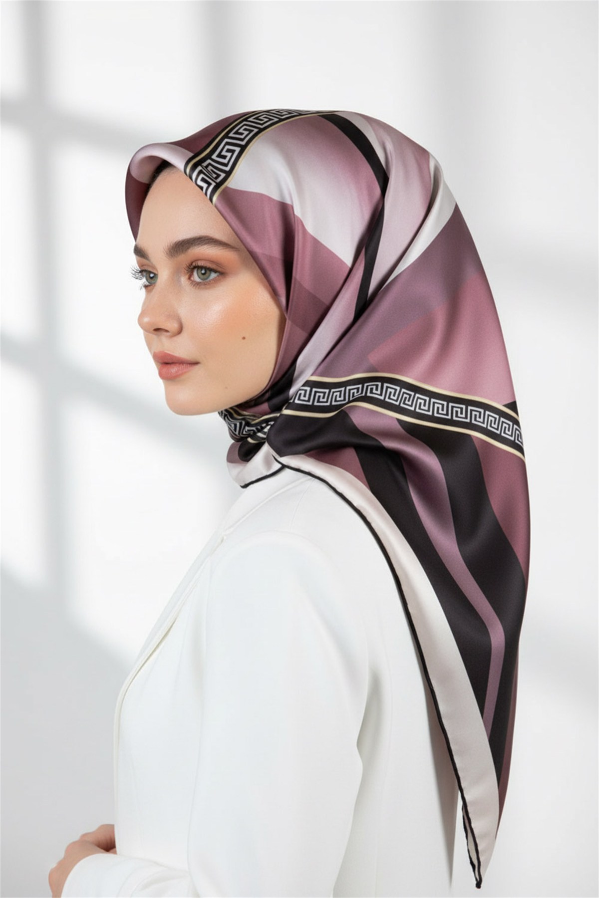 Kristal Geometrik Desenli Pudra Renkli 90x90 Dikim Şekli : El Dikişi Eşarp (İpek İçermez)