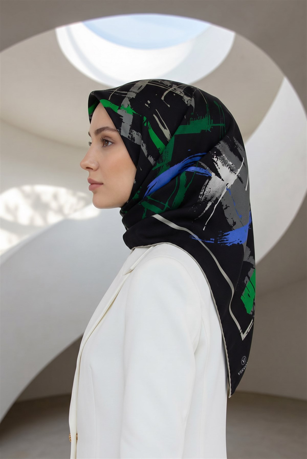 %57 İPEK %43 VİSKON Twill İpek Geometrik Desenli Saks - Zümrüt Yeşili Renkli 90x90 Eşarp Dikim Şekli : El Dikişi
