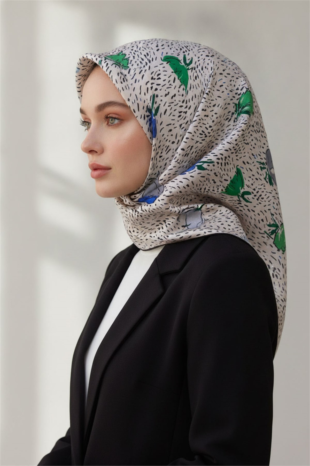 %100 Twill İpek Çıtır Çiçek Desenli Saks - Zümrüt Yeşili Renkli 90x90 Eşarp Dikim Şekli : El Dikişi