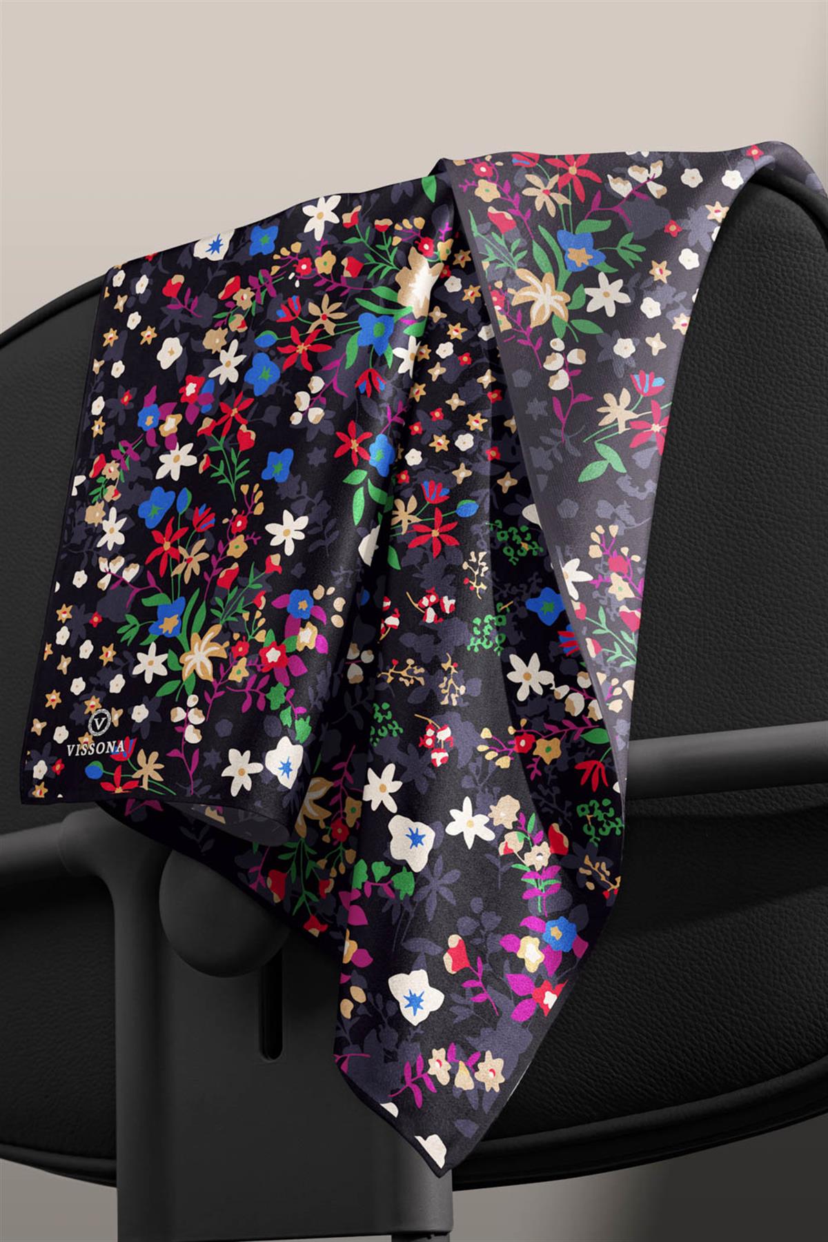 %100 Twill İpek Çıtır Çiçek Desenli Siyah - Fuşya Renkli 90x90 Eşarp Dikim Şekli : El Dikişi