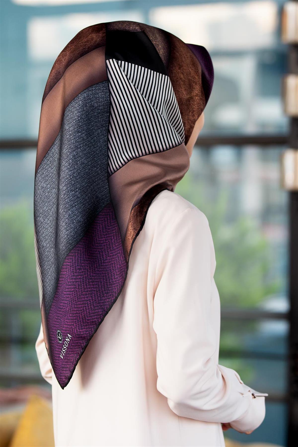 %100 Twill İpek Dokulu ve Geometrik Desenli Mürdüm - Vizon Renkli 90x90 Eşarp Dikim Şekli : El Dikişi