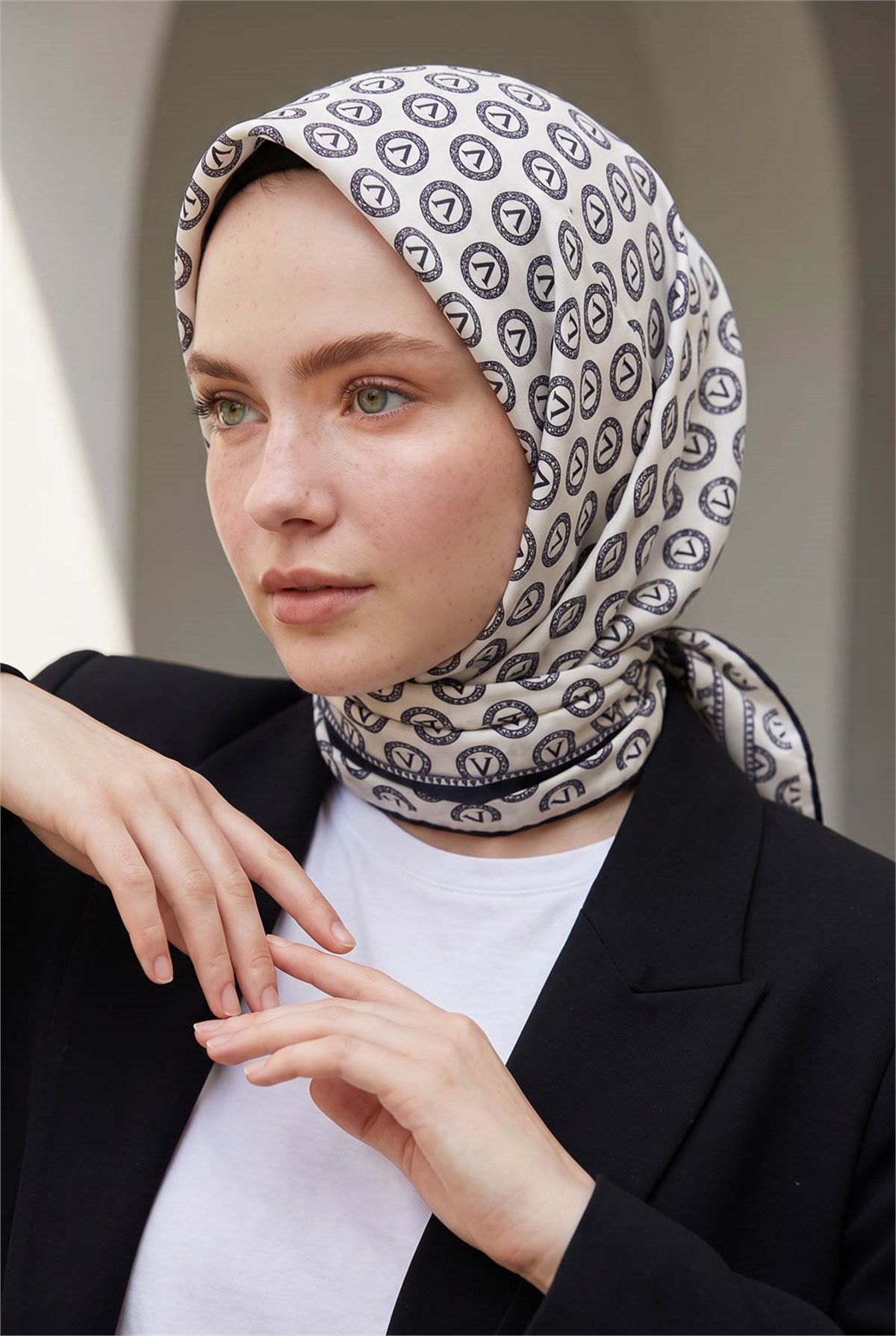 %100 Twill İpek Monogram Desenli Krem - Siyah Renkli 90x90 Eşarp Dikim Şekli : El Dikişi