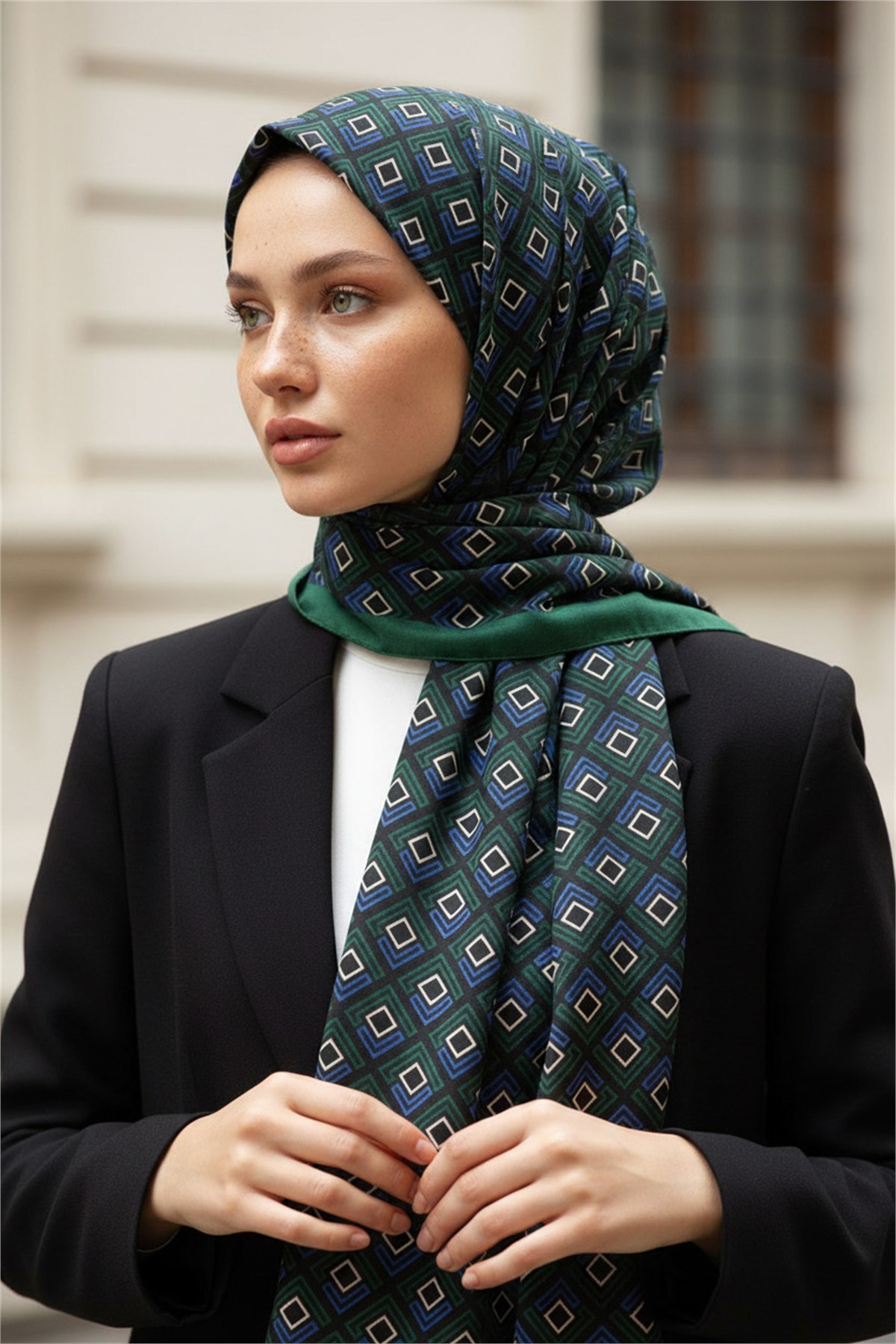 KREP MİNİ MOTİF DESENLİ ZÜMRÜT YEŞİLİ - SAKS RENKLİ 75X195 KIRIŞMAZ ŞAL