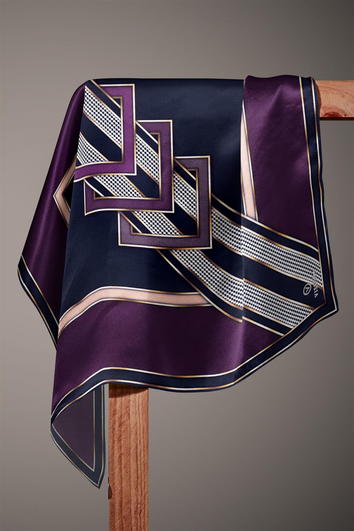 %100 Twill İpek Kareli Kazayaklı Desenli Mürdüm - Lacivert Renkli 90x90 Eşarp Kenar Dikiş Şekli El Dikişli