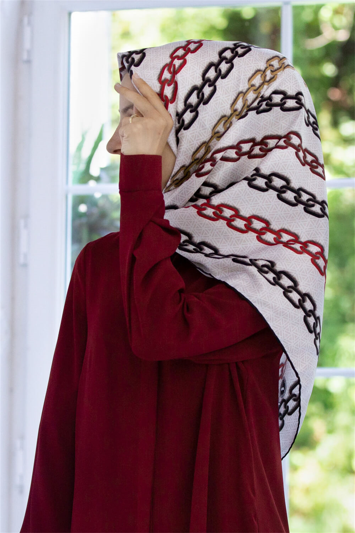 Twill Zincir Desenli Krem - Bordo Renkli 90x90 Eşarp (İpek İçermez) Kenar Dikiş Şekli El Dikişli