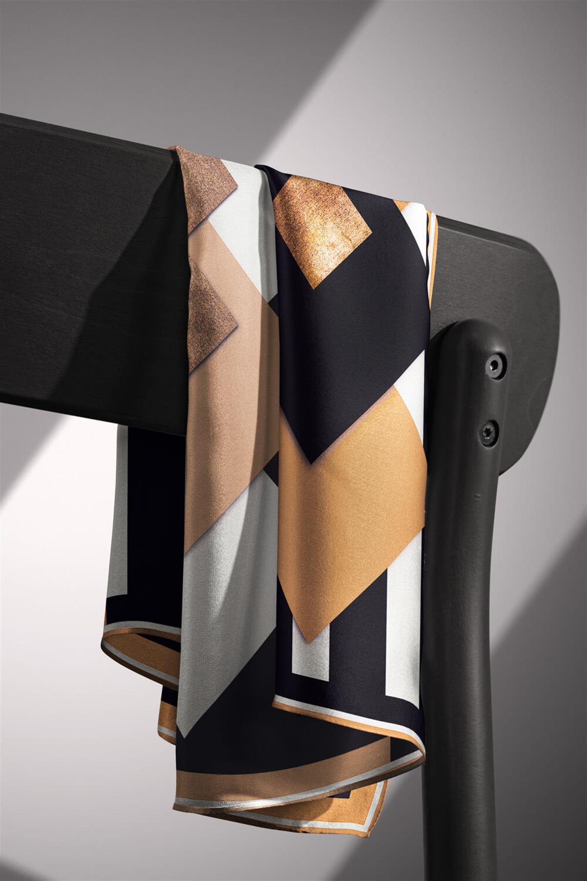 %100 Twill İpek Karo Desenli Gold - Siyah Renkli 90x90 Eşarp Dikim Şekli : El Dikişi