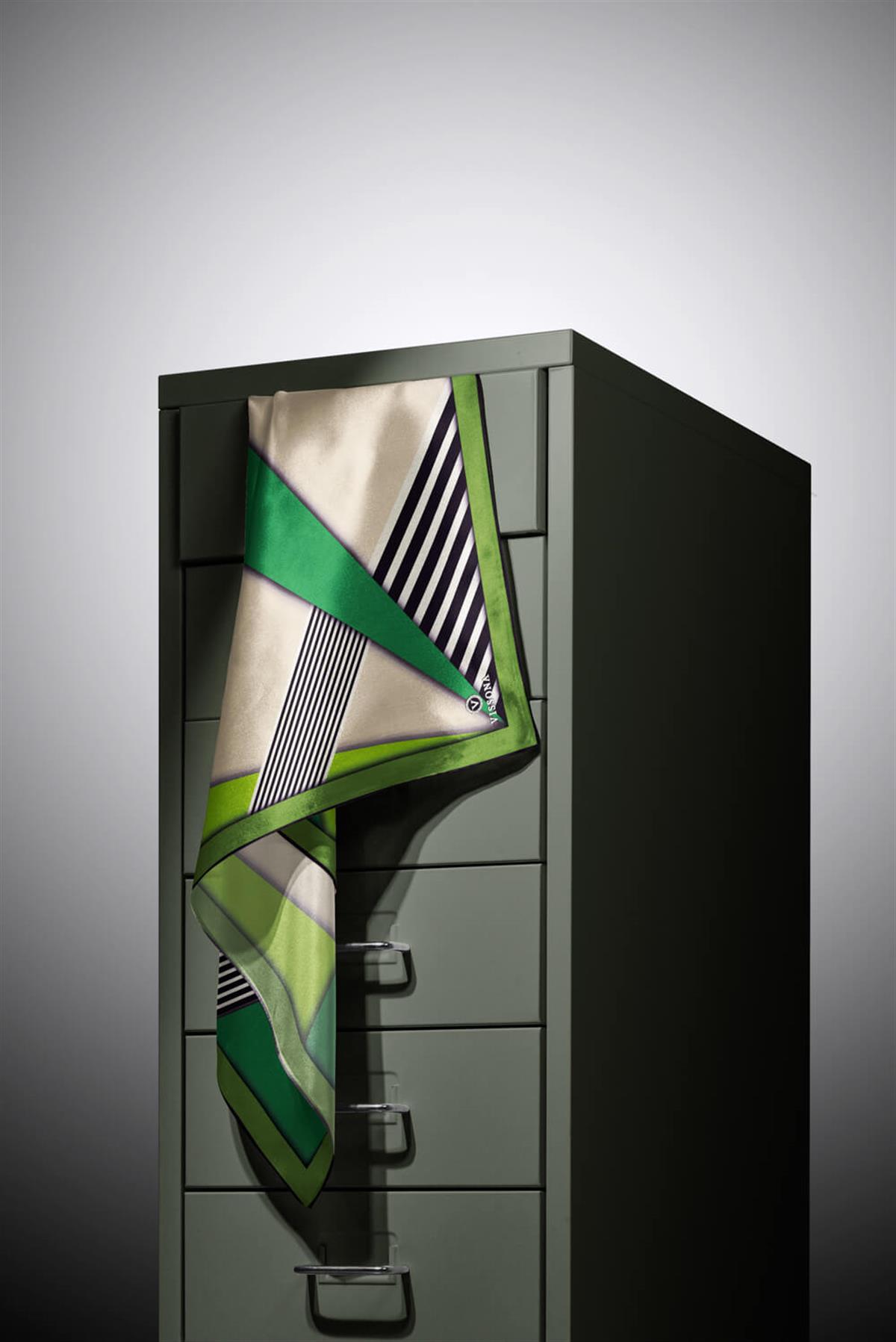 %100 Twill İpek Çizgili ve Geometrik Desenli Zümrüt Yeşili - Haki Renkli 90x90 Eşarp Dikim Şekli : El Dikişi