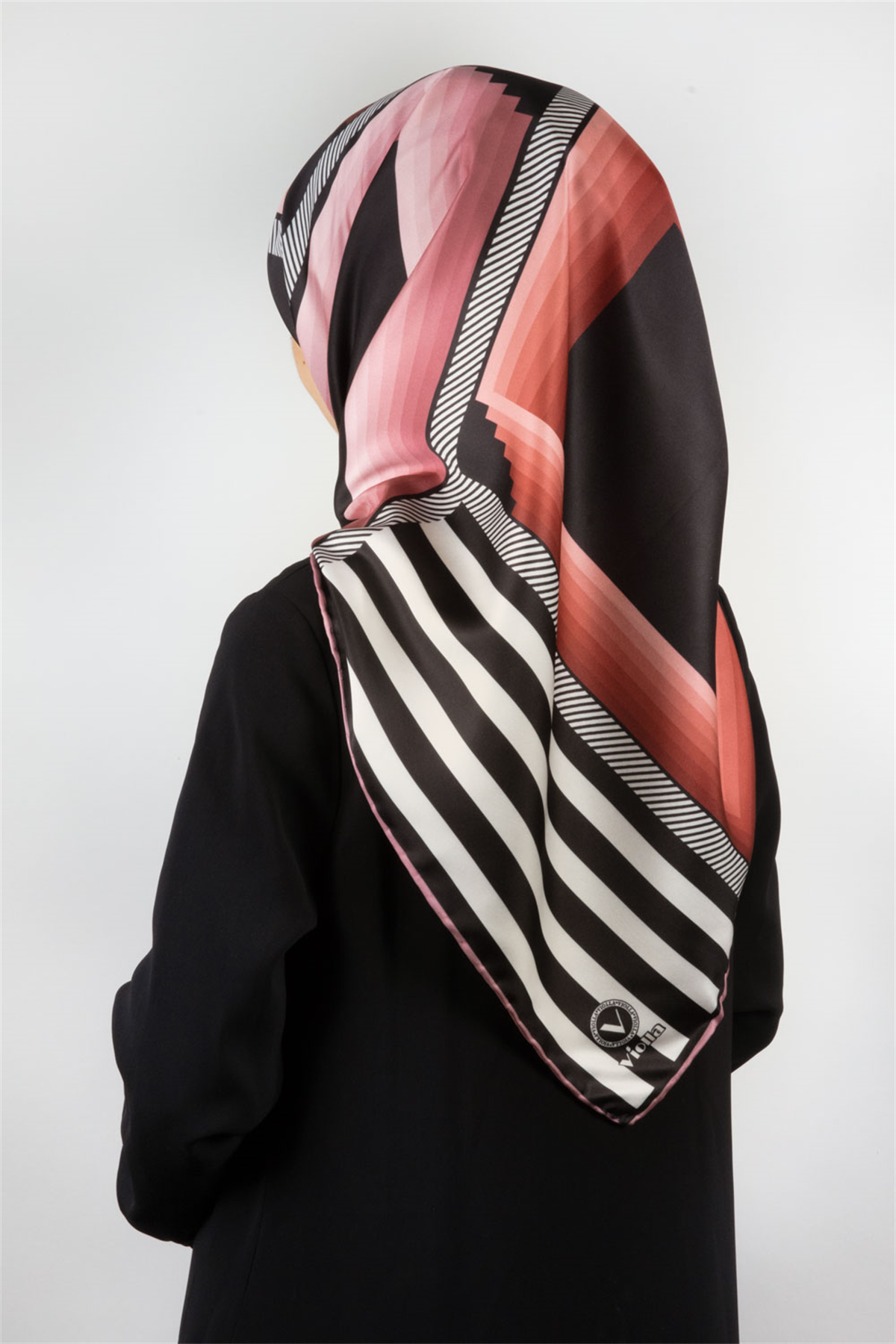 Twill Geometrik Desenli Pudra Renkli 90x90 Eşarp (İpek İçermez) Kenar Dikiş Şekli El Dikişli