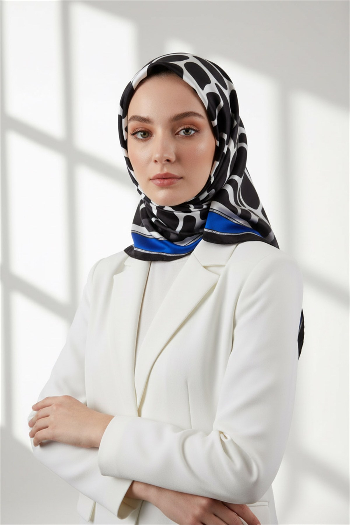 Kristal Taş Desenli Saks Renkli 90x90 Eşarp (İpek İçermez) Dikim Şekli : El Dikişi