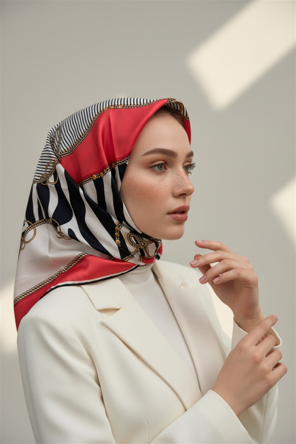 %100 Twill İpek Zincirli Ve Zebra Desenli Nar Çiçeği - Siyah Renkli 90x90 Eşarp Dikim Şekli : El Dikişi