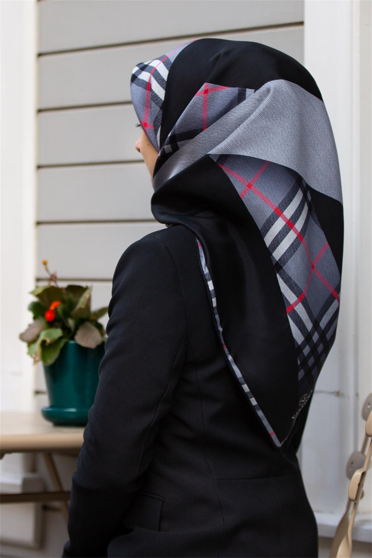 % 57 İPEK % 43 VİSKON Twill İpek Ekose Desenli Gri - Siyah Renkli 90x90 Eşarp Dikim Şekli : El Dikişi