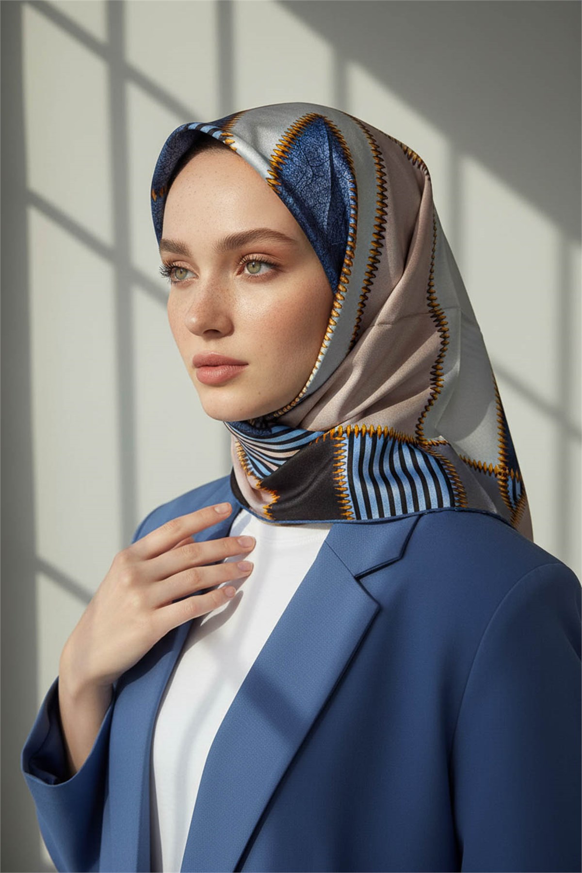 %100 Twill İpek Geometrik Desenli Bebe Mavisi - Siyah Renkli 90x90 Eşarp Dikim Şekli : El Dikişi