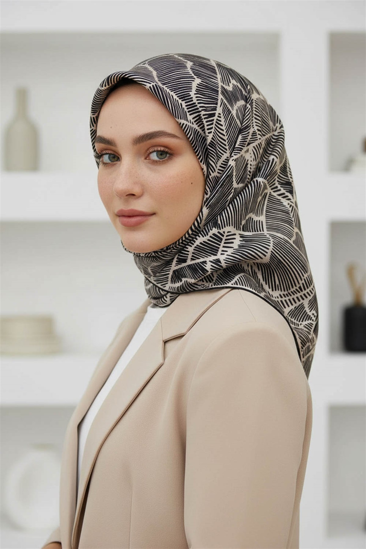 %100 Twill İpek Geometrik Desenli Siyah - Krem Renkli 90x90 Eşarp Dikim Şekli : El Dikişi