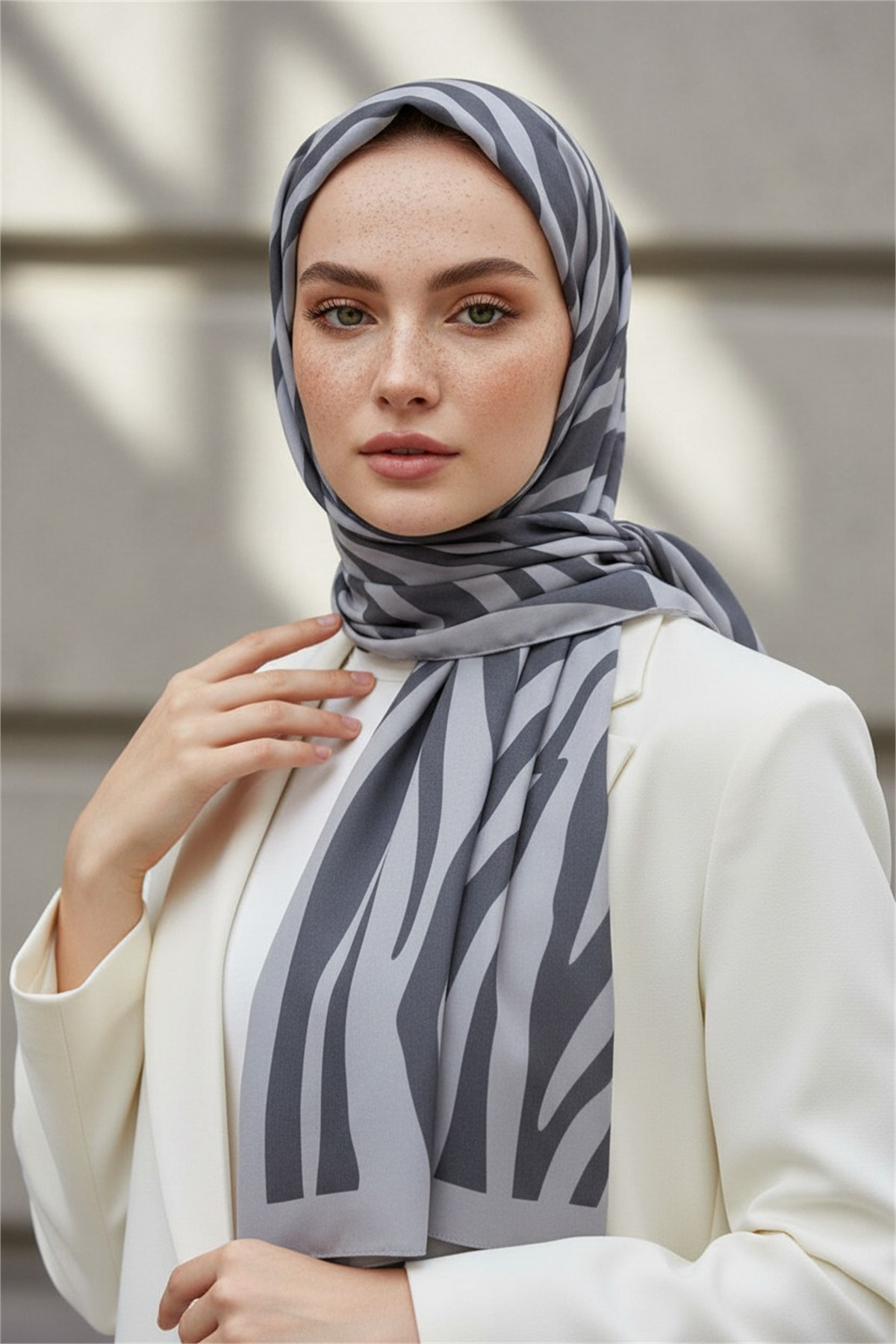 Kırışmaz Krep Şal Zebra Desenli Gri 75x190 cm – Kolay Şekil Alan