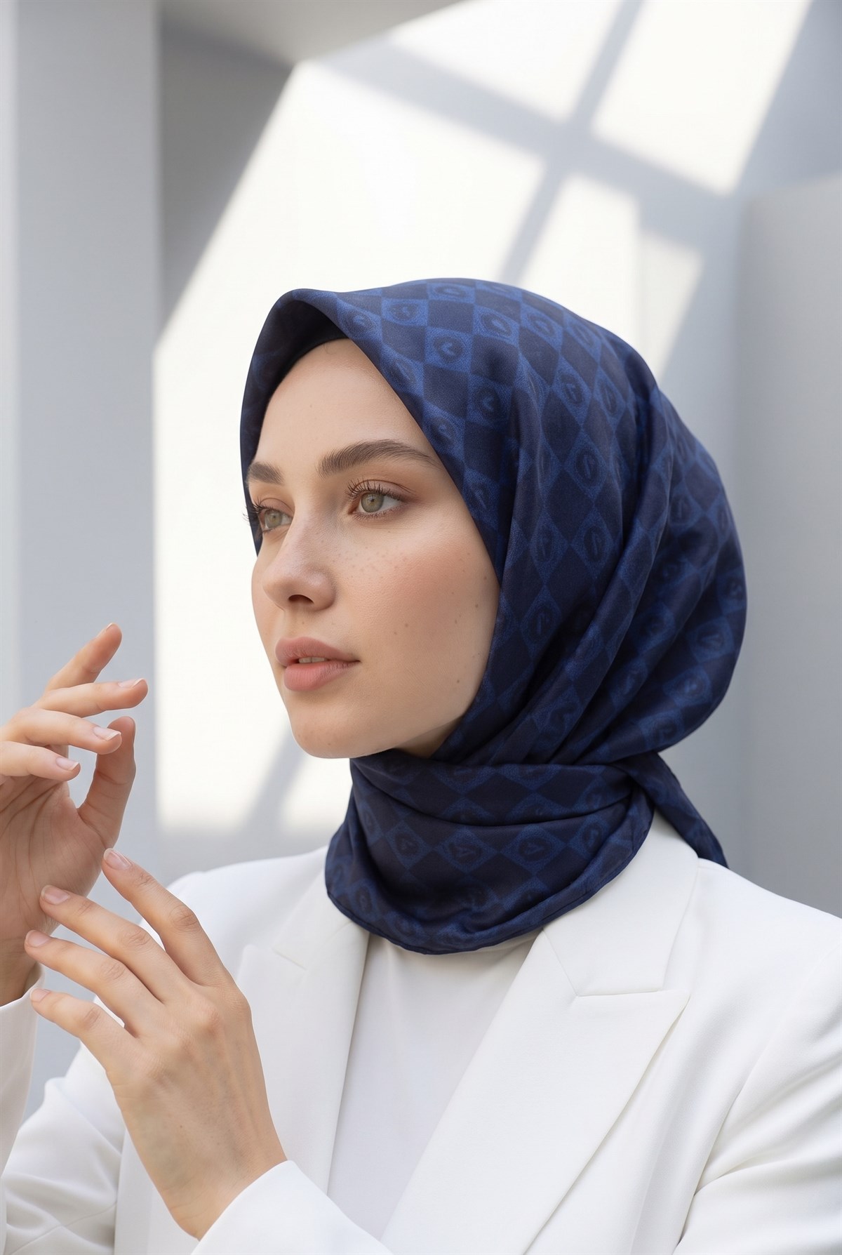 %100 Twill İpek Monogram Desenli Lacivert Renkli 90x90 Eşarp Dikim Şekli : El Dikişi