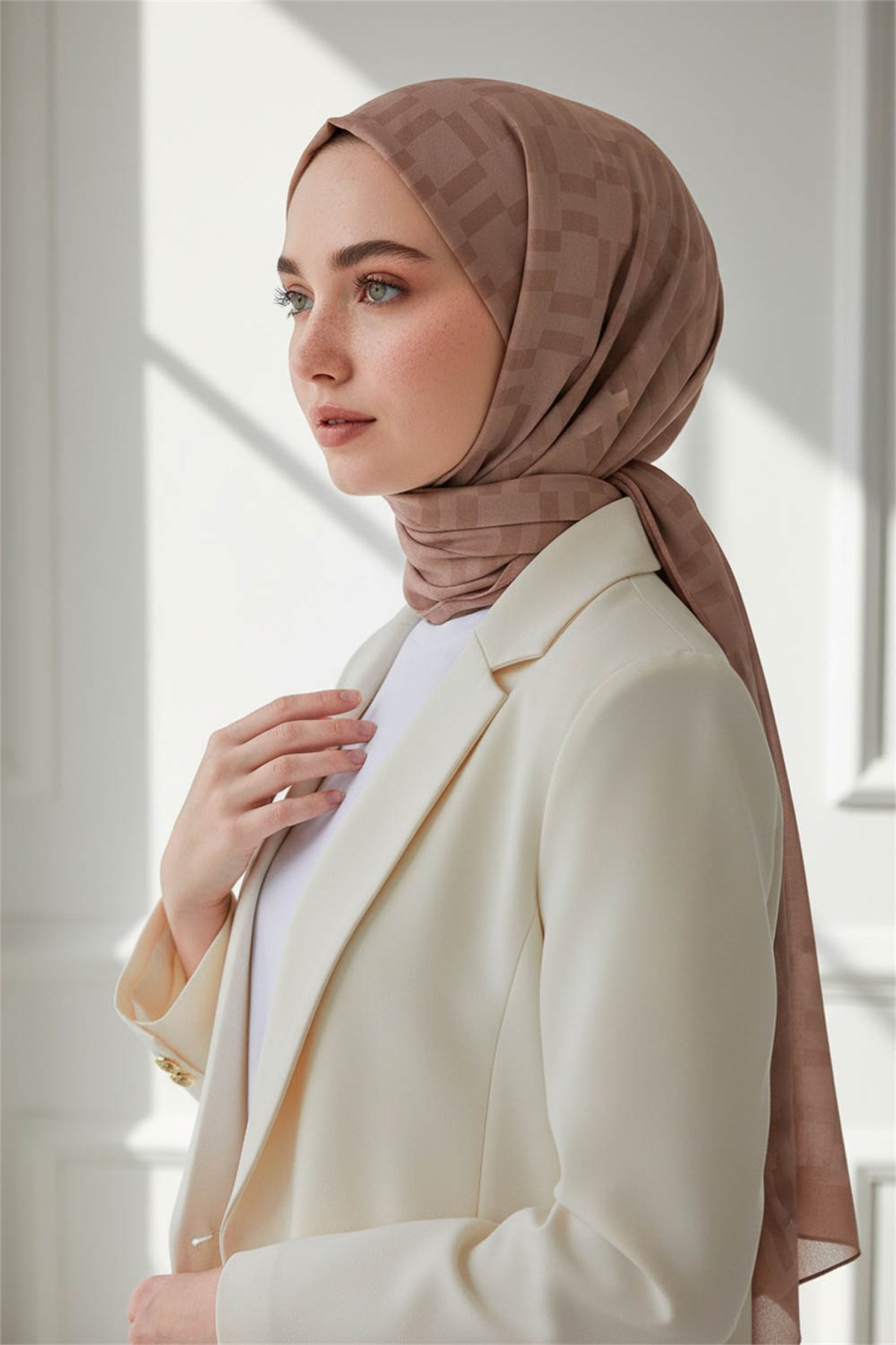 KREP MONOGRAM DESENLİ BAKIR RENKLİ 75X195 KIRIŞMAZ ŞAL