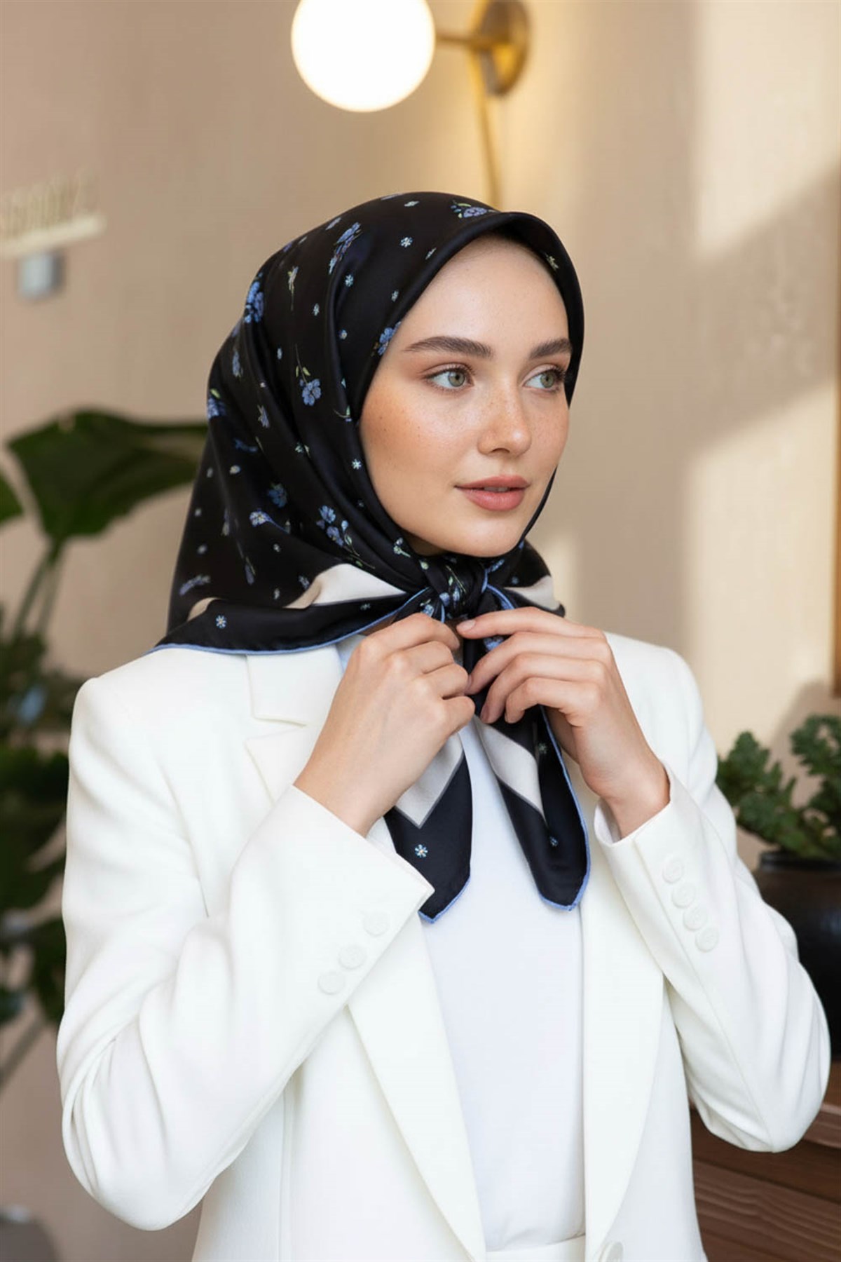 100% Twill İpek Bordürlü Çıtır Çiçek Desenli Siyah - İndigo Renkli 90x90 Dikim Şekli : El Dikişi Eşarp