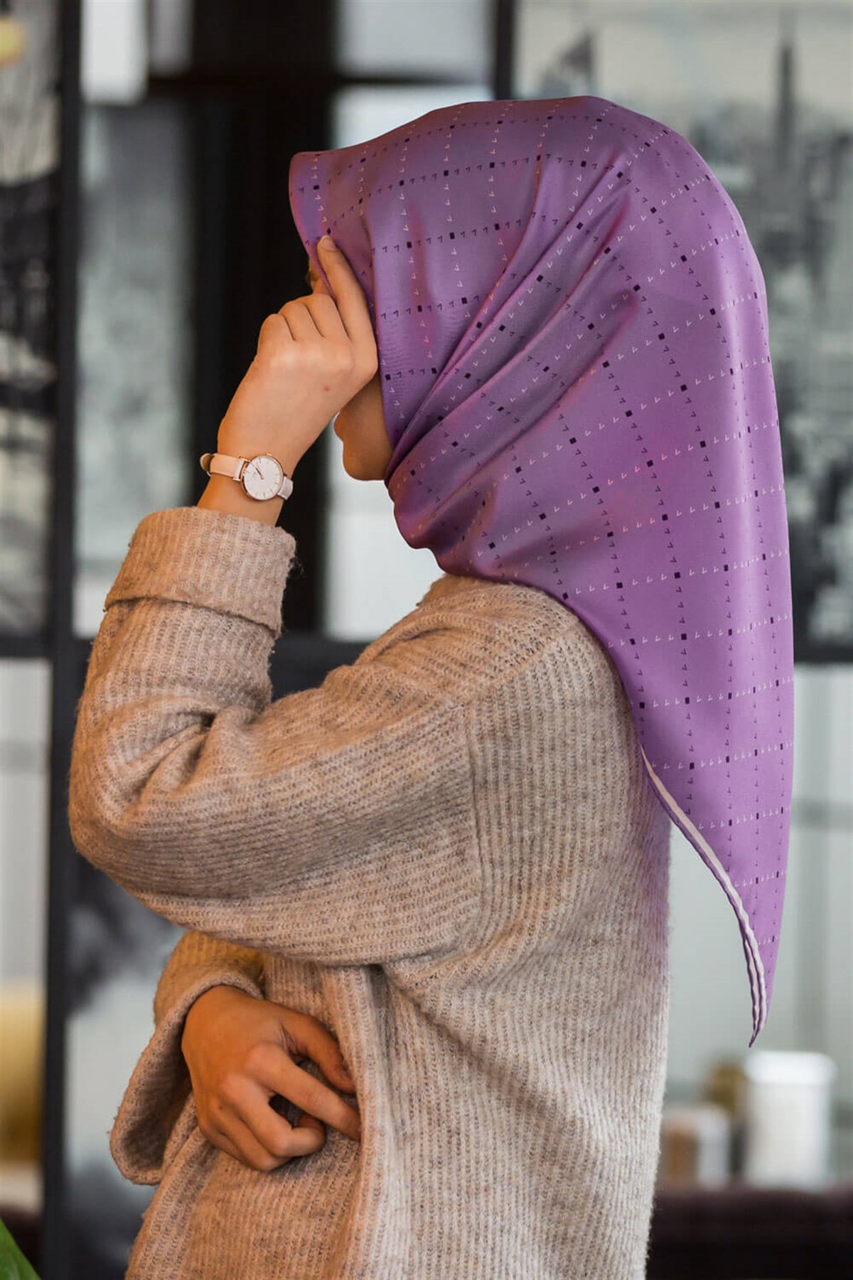 % 57 İPEK % 43 VİSKON Twill İpek Minik V Desenli Mor Renkli 90x90 Eşarp Dikim Şekli : El Dikişi