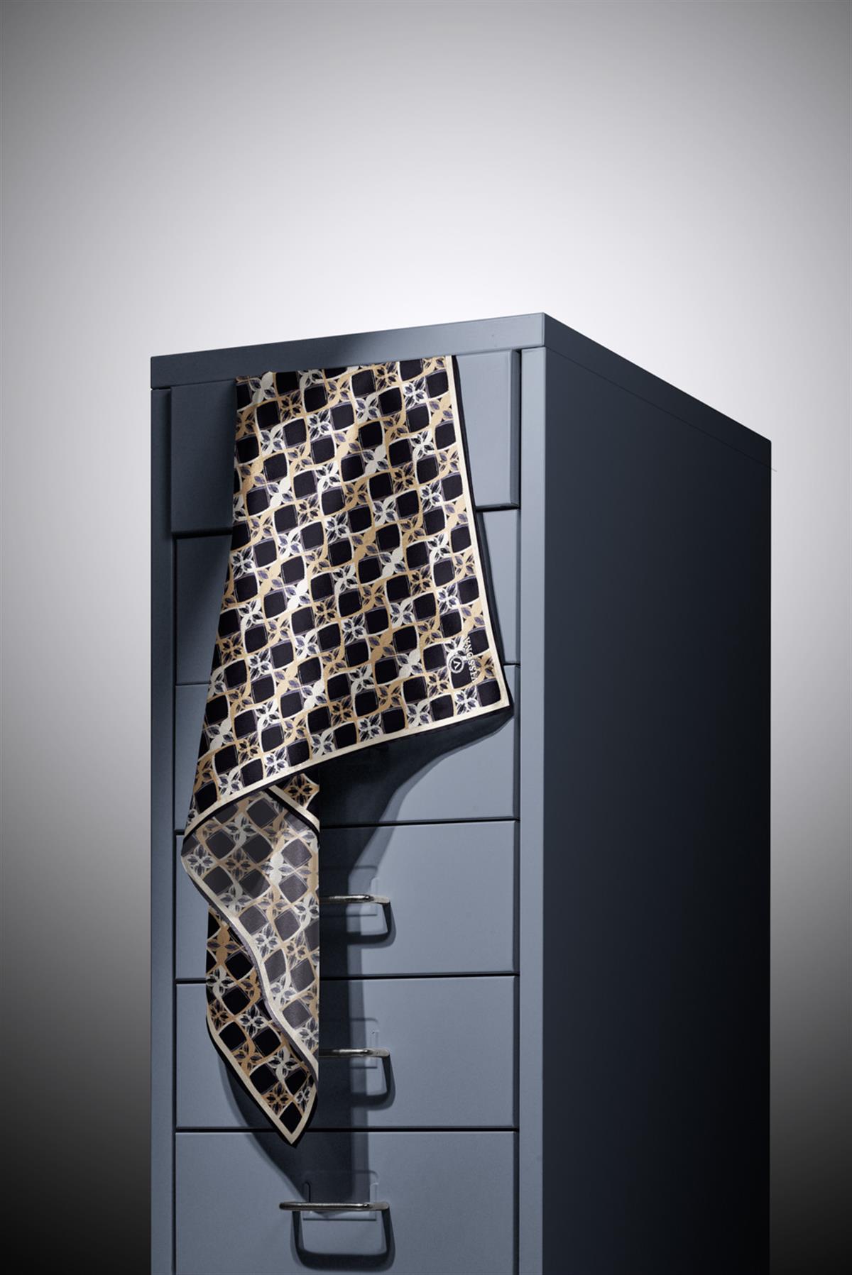 %100 Twill İpek Geometrik Desenli Siyah - Bej Renkli 90x90 Eşarp Dikim Şekli : El Dikişi