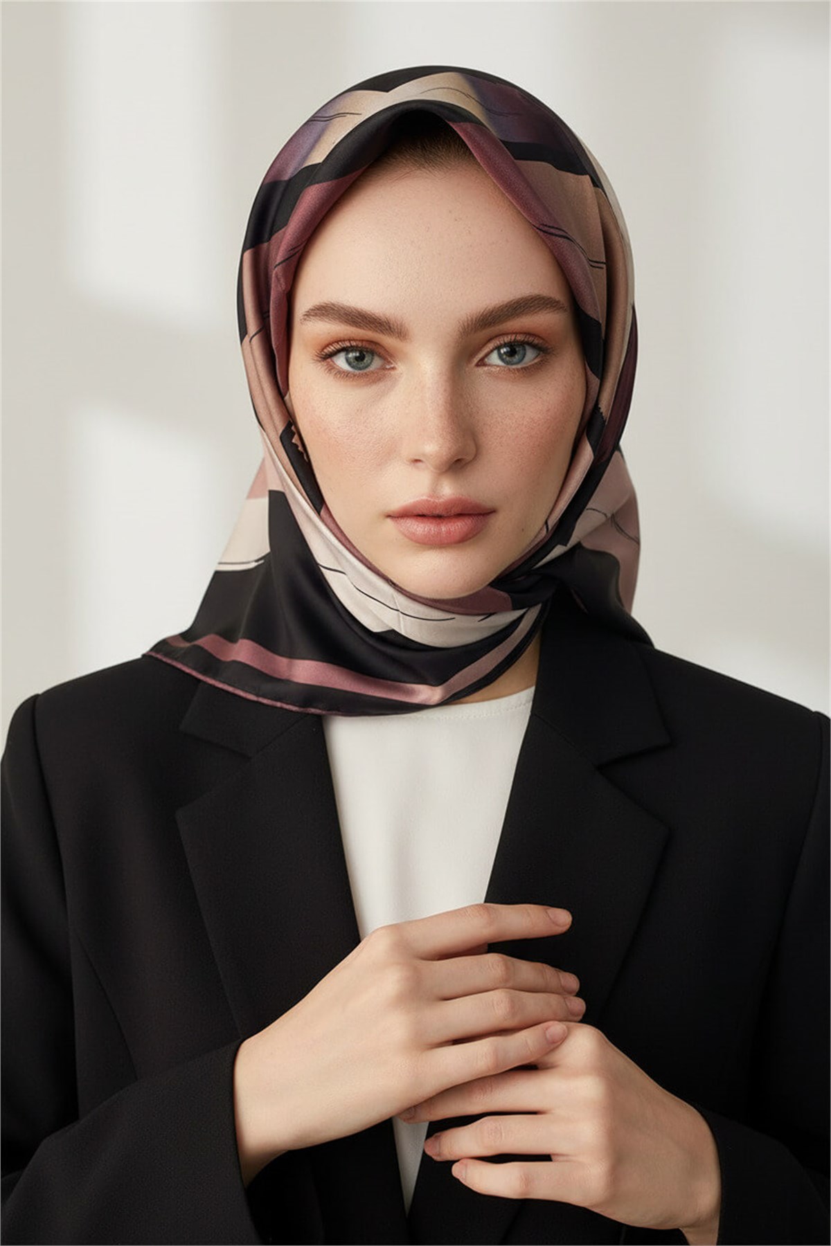 %100 Twill İpek Geometrik Fırça İzi Desenli Siyah - Gül Kurusu Renkli 90x90 Eşarp Dikim Şekli : El Dikişi