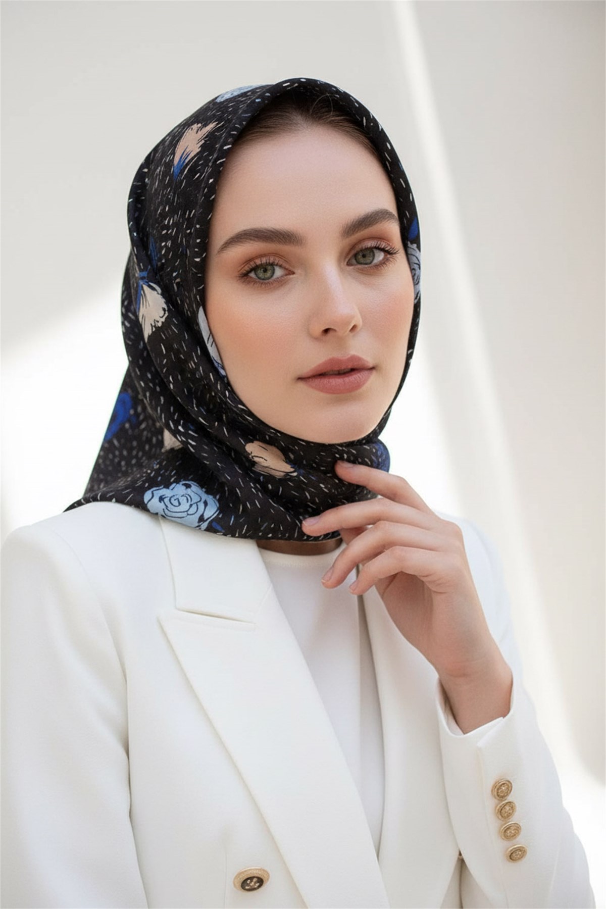 %100 Twill İpek Çıtır Çiçek Desenli Siyah - Saks Renkli 90x90 Eşarp Dikim Şekli : El Dikişi