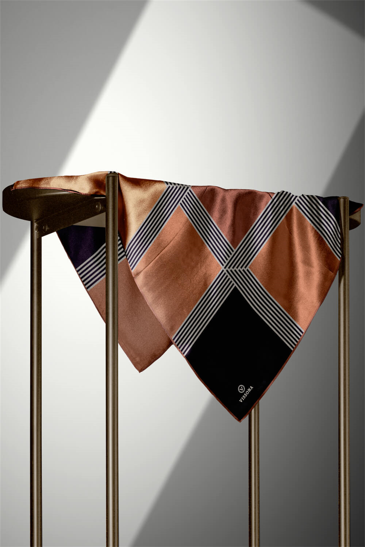 %100 Twill İpek Geometrik Desenli Bakır Renkli 90x90 Eşarp Dikim Şekli : El Dikişi