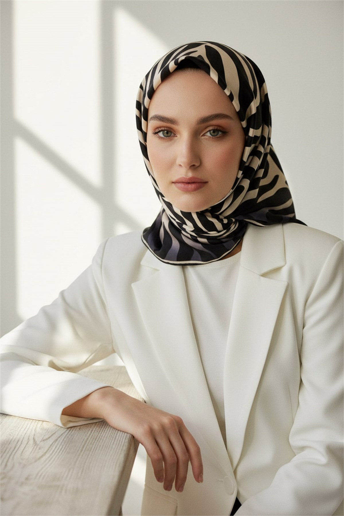 %100 Twill İpek Zebra Desenli Krem - Siyah Renkli 90x90 Eşarp Dikim Şekli : El Dikişi