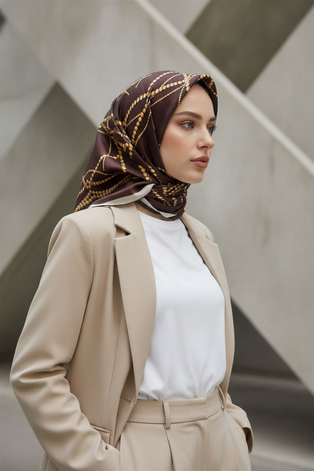 %100 Twill İpek İnci Desenli Kahverengi Renkli 90x90 Eşarp Kenar Dikiş Şekli : El Dikişli