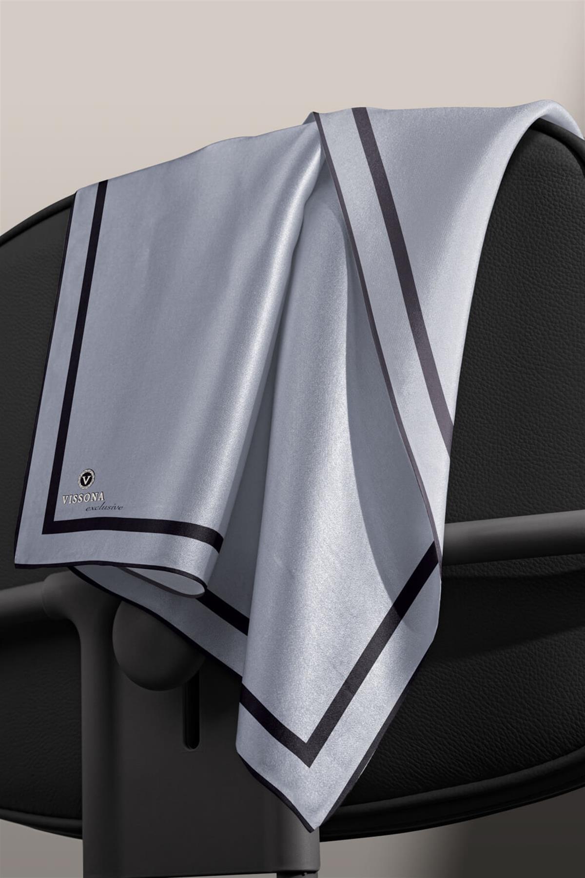 100% Twill İpek Düz Renk Bordür Desenli Gri Siyah Renkli Daha Tok Exclusive Serisi 90x90 Dikim Şekli : El Dikişi Eşarp