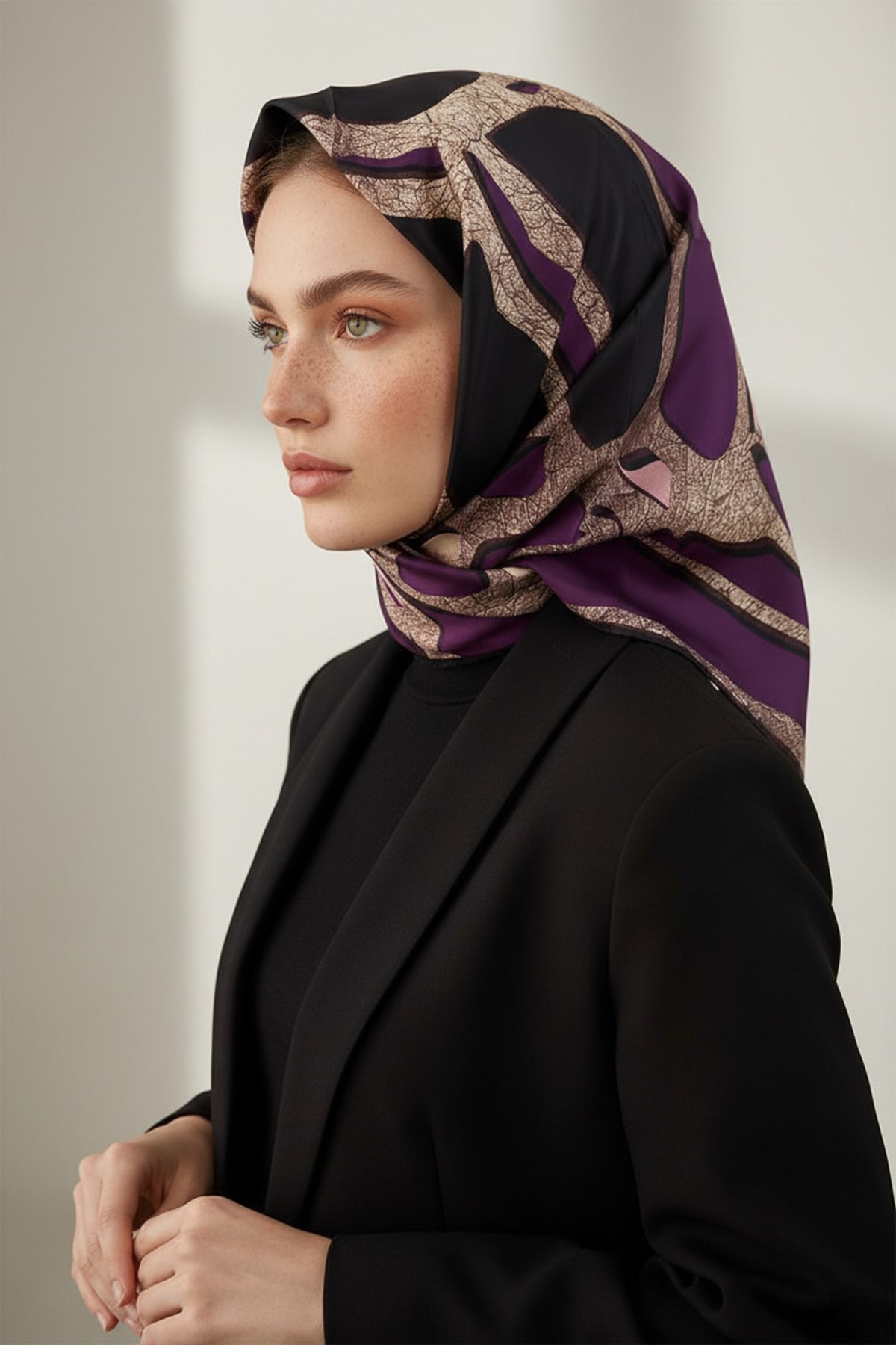 % 57 İPEK % 43 VİSKON Twill İpek Gold Efektli Geometrik Desenli Mürdüm - Siyah Renkli 90x90 Eşarp Dikim Şekli : El Dikişi