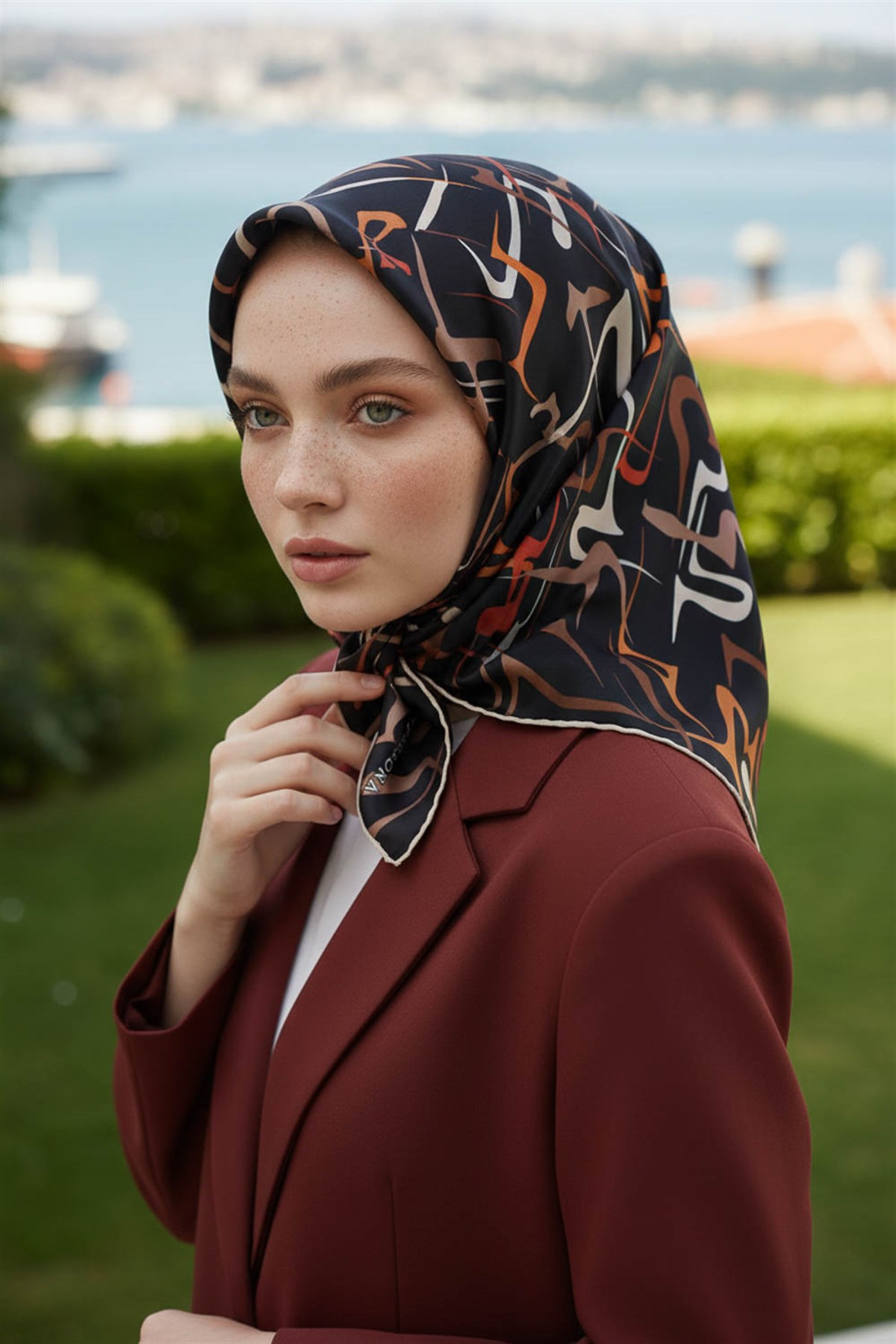% 57 İPEK % 43 VİSKON Twill İpek Soyut Geometrik Desenli Taba - Sütlü Kahve Renkli 90x90 Eşarp Dikim Şekli : El Dikişi