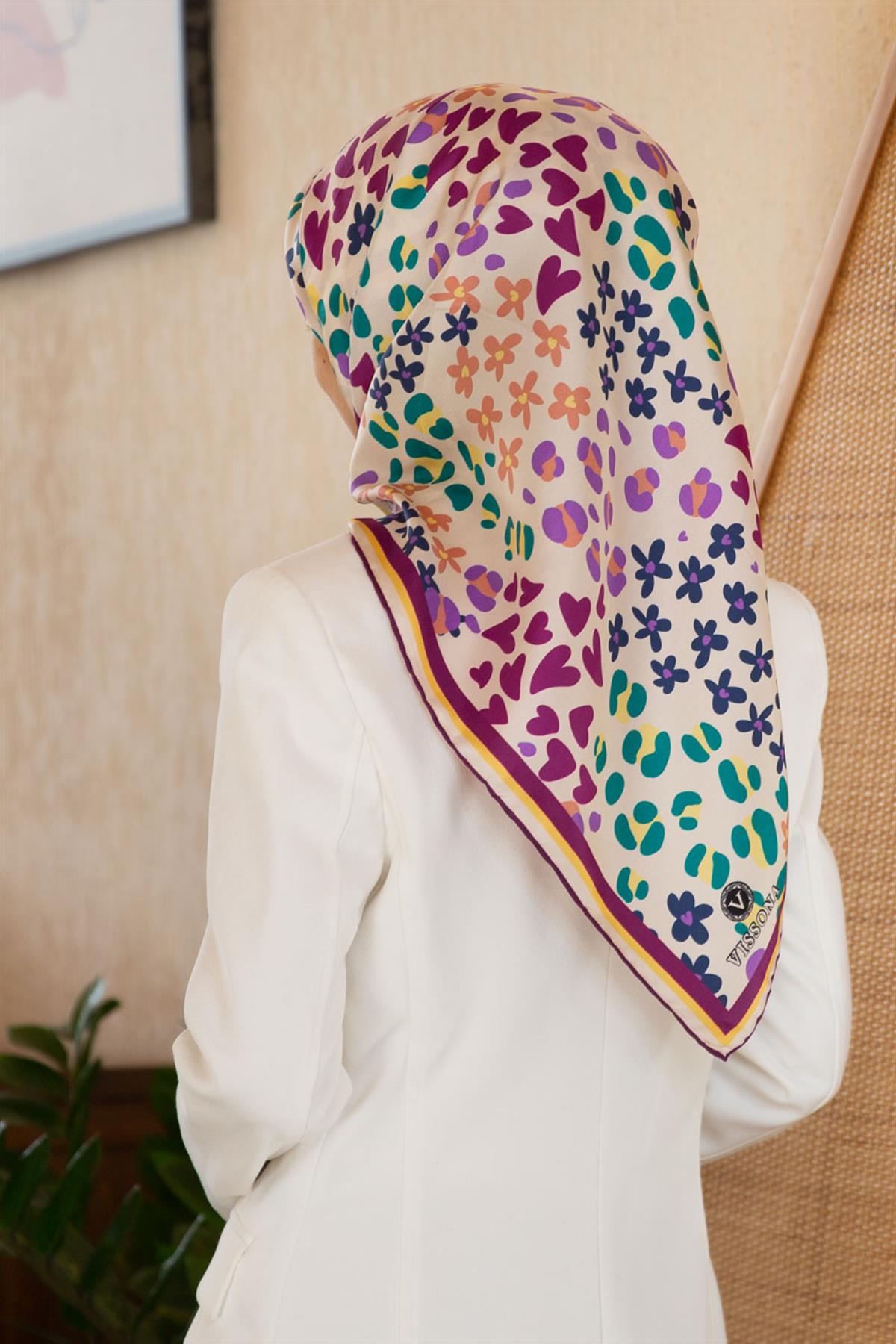 %100 Twill İpek Kalpli Leopar Desenli Krem - Mürdüm Renkli 90x90 Eşarp Dikim Şekli : El Dikişi
