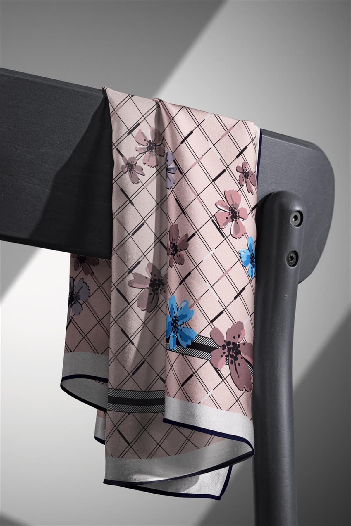 %100 Twill İpek Çıtır Çiçek Desenli Pudra - Bebe Mavisi Renkli 90x90 Eşarp Dikim Şekli : El Dikişi