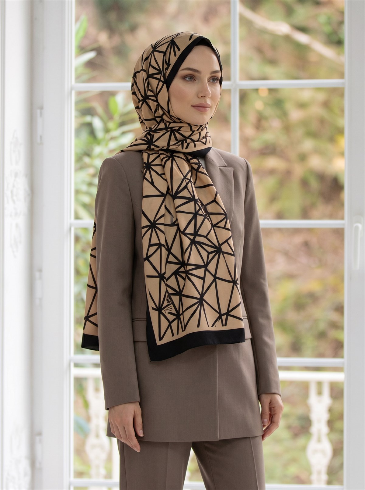 KREP GEOMETRİK DESENLİ SİYAH - BEYAZ RENKLİ 75X195 KIRIŞMAZ ŞAL