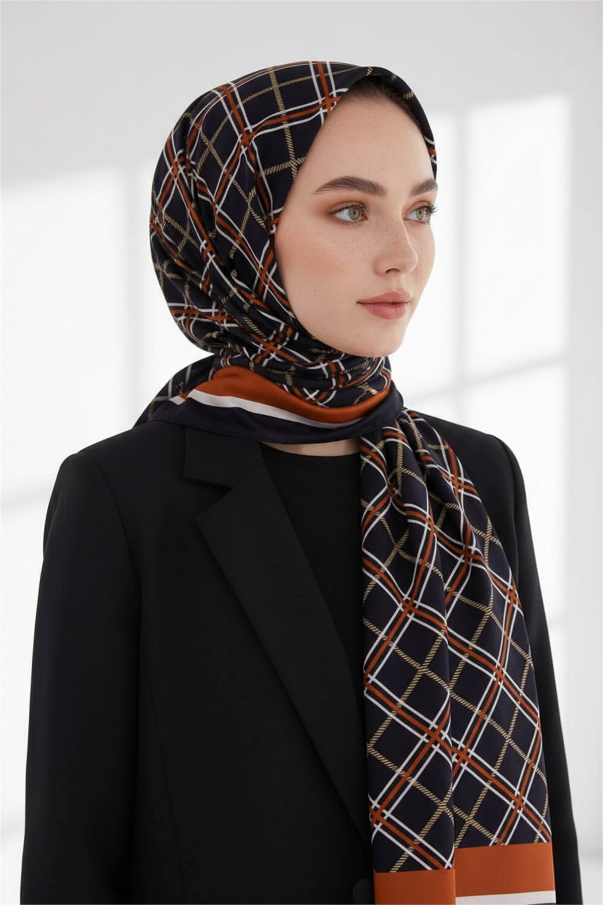 KREP EKOSE DESENLİ SİYAH - TABA RENKLİ 75X195 KIRIŞMAZ ŞAL