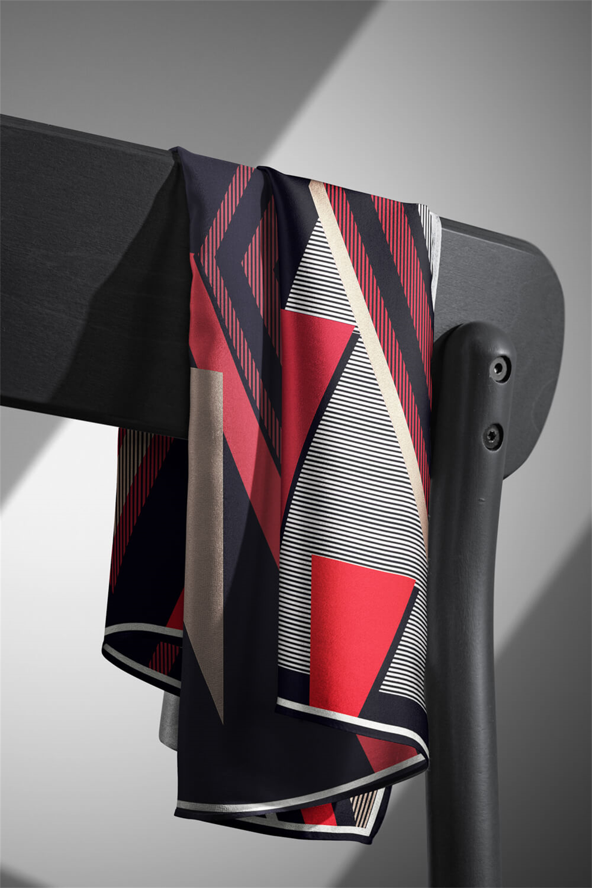 % 57 İPEK % 43 VİSKON Twill İpek Geometrik Desenli Bordo - Siyah Renkli 90x90 Eşarp Dikim Şekli : El Dikişi