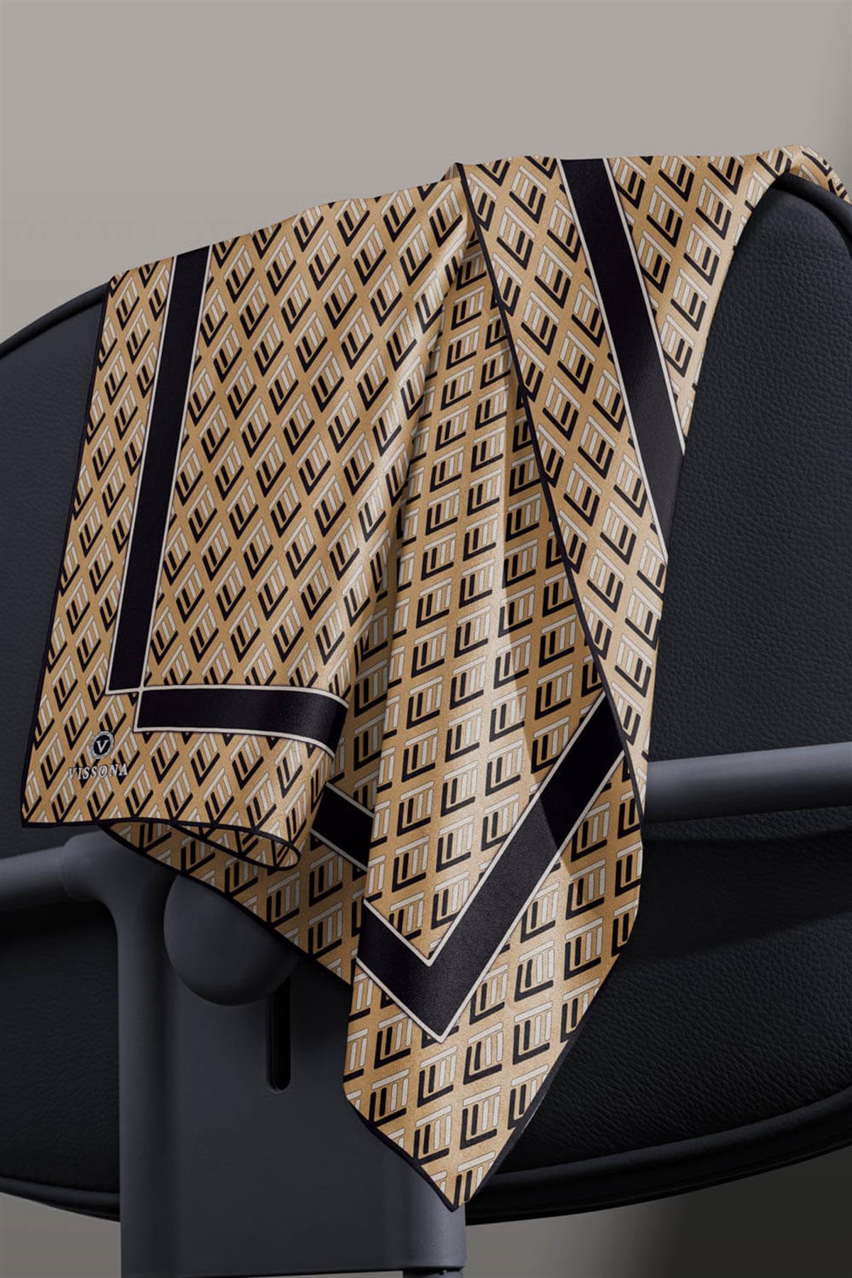 %100 Twill İpek Geometrik Desenli Gold- Siyah Renkli 90x90 Eşarp Dikim Şekli : El Dikişi