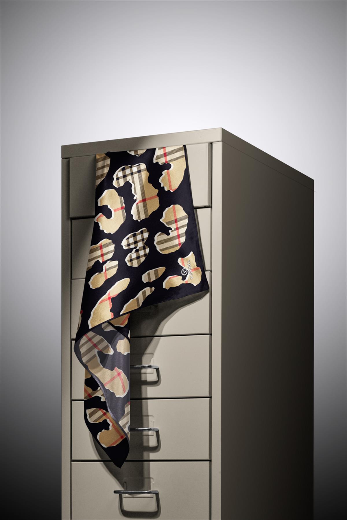 %100 Twill İpek Leopar Desenli Siyah - Bej Renkli 90x90 Eşarp Dikim Şekli : El Dikişi