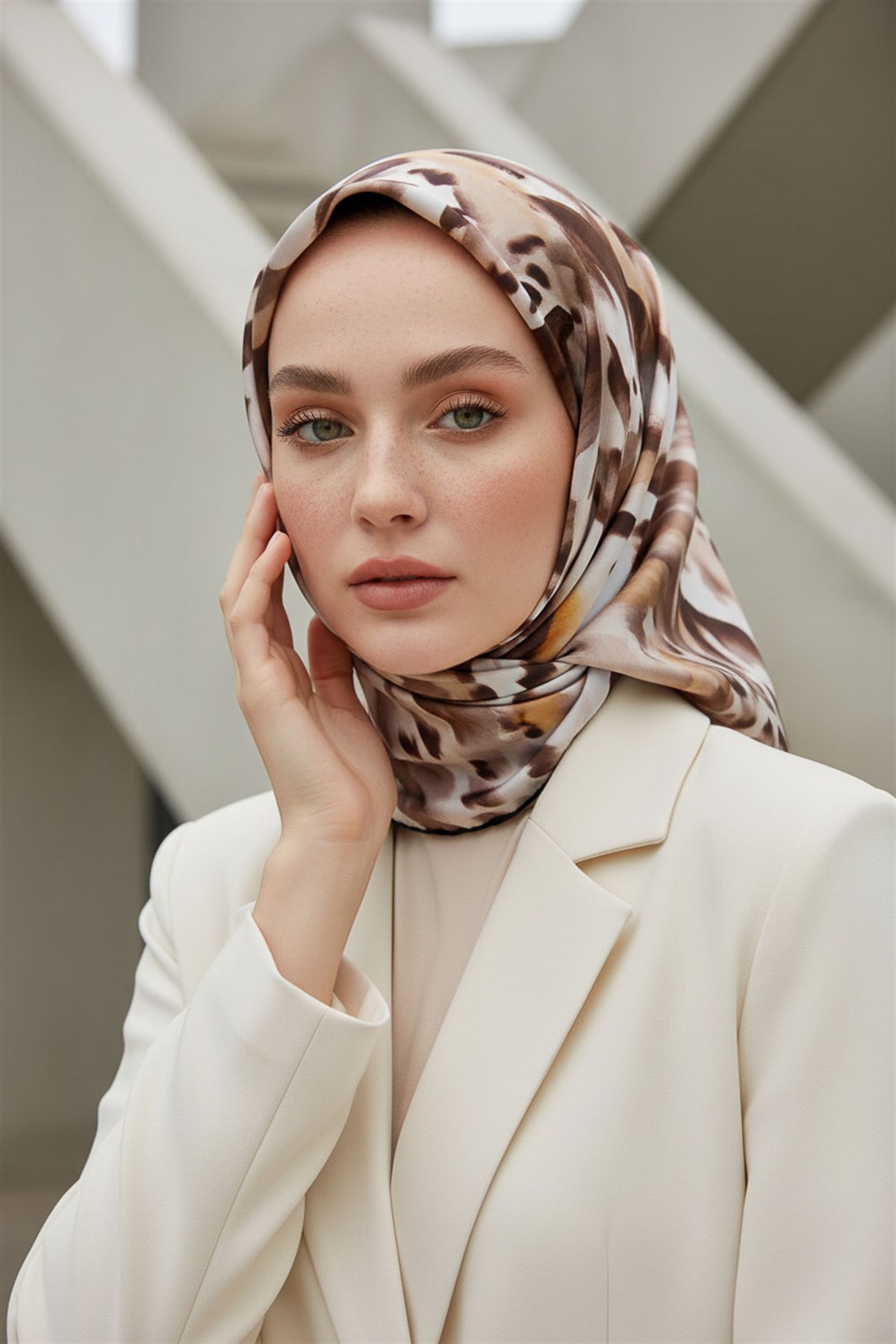 %100 Twill İpek Batik Desenli Sütlü Kahve - Turuncu Renkli 90x90 Eşarp Dikim Şekli : El Dikişi