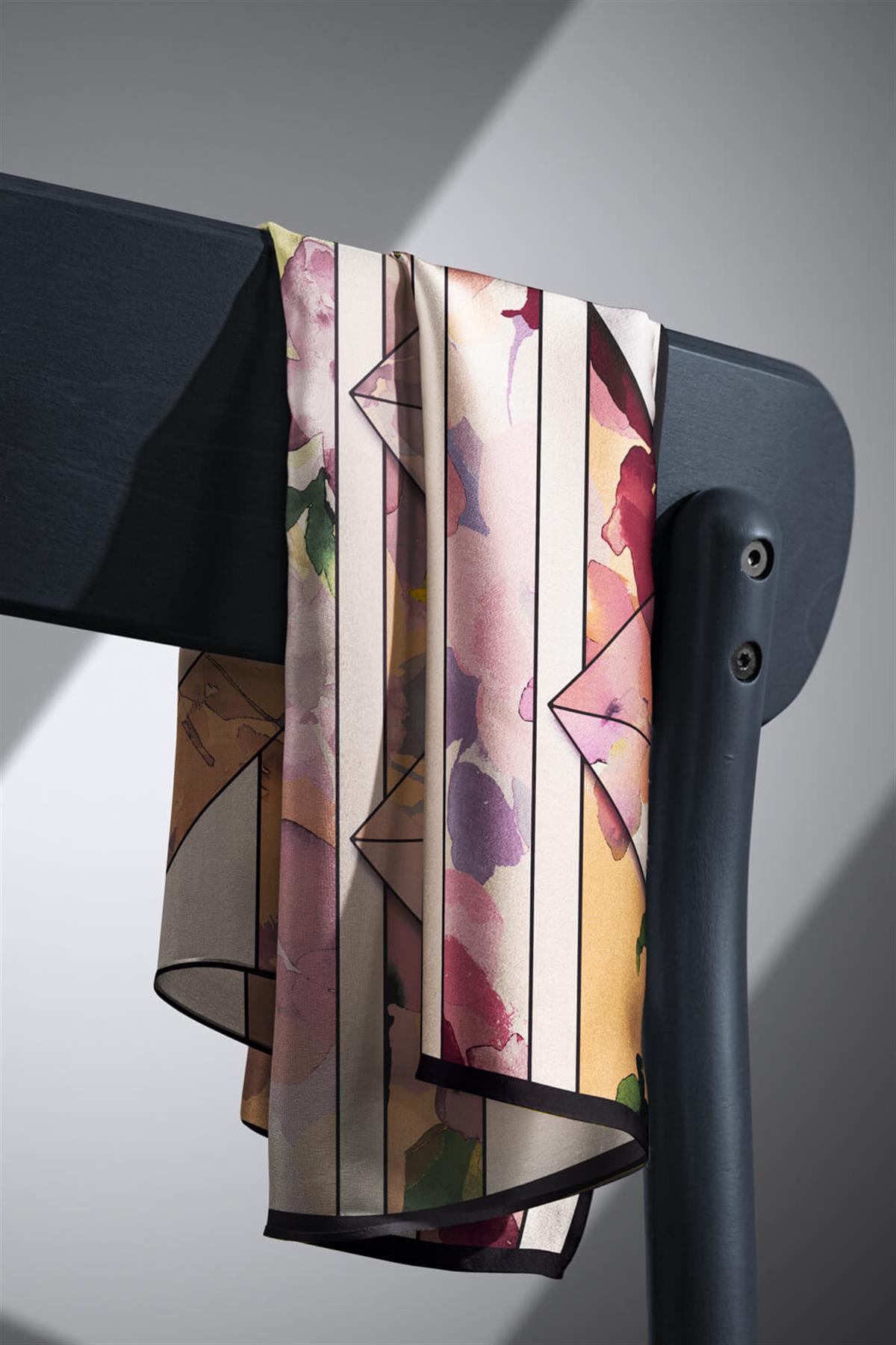 %100 Twill İpek Bahar Çiçekleri Desenli Gül Kurusu - Bej Renkli 90x90 Eşarp Kenar Dikiş Şekli El Dikişli