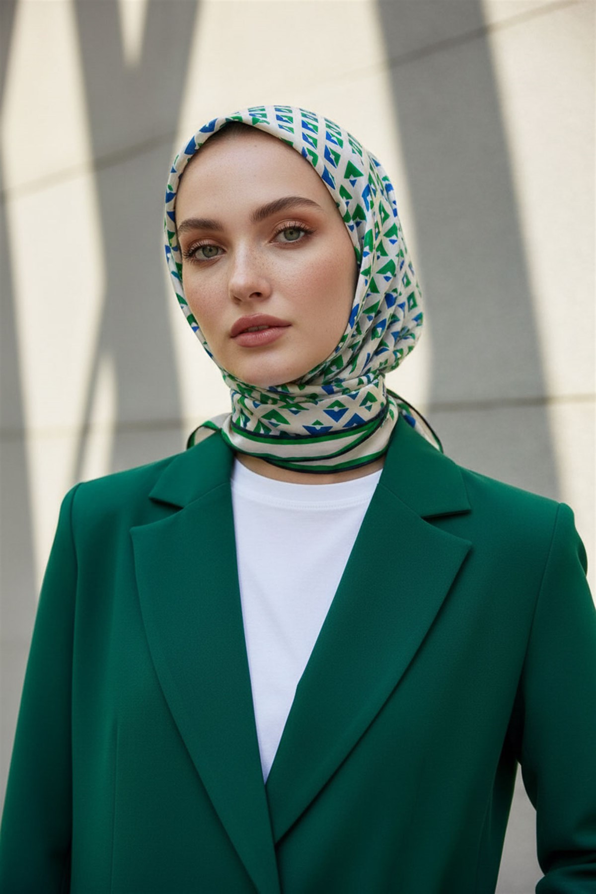 %100 Twill İpek Geometrik Desenli Benetton Yeşili - Saks Renkli 90x90 Eşarp Dikim Şekli : El Dikişi
