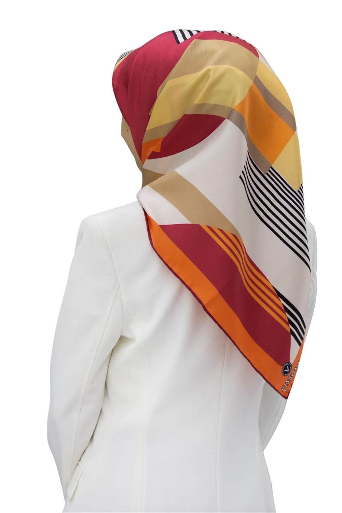 100% Twill İpek Geometrik Desenli Taba - Bej Renkli 90x90 Dikim Şekli : El Dikişi Eşarp