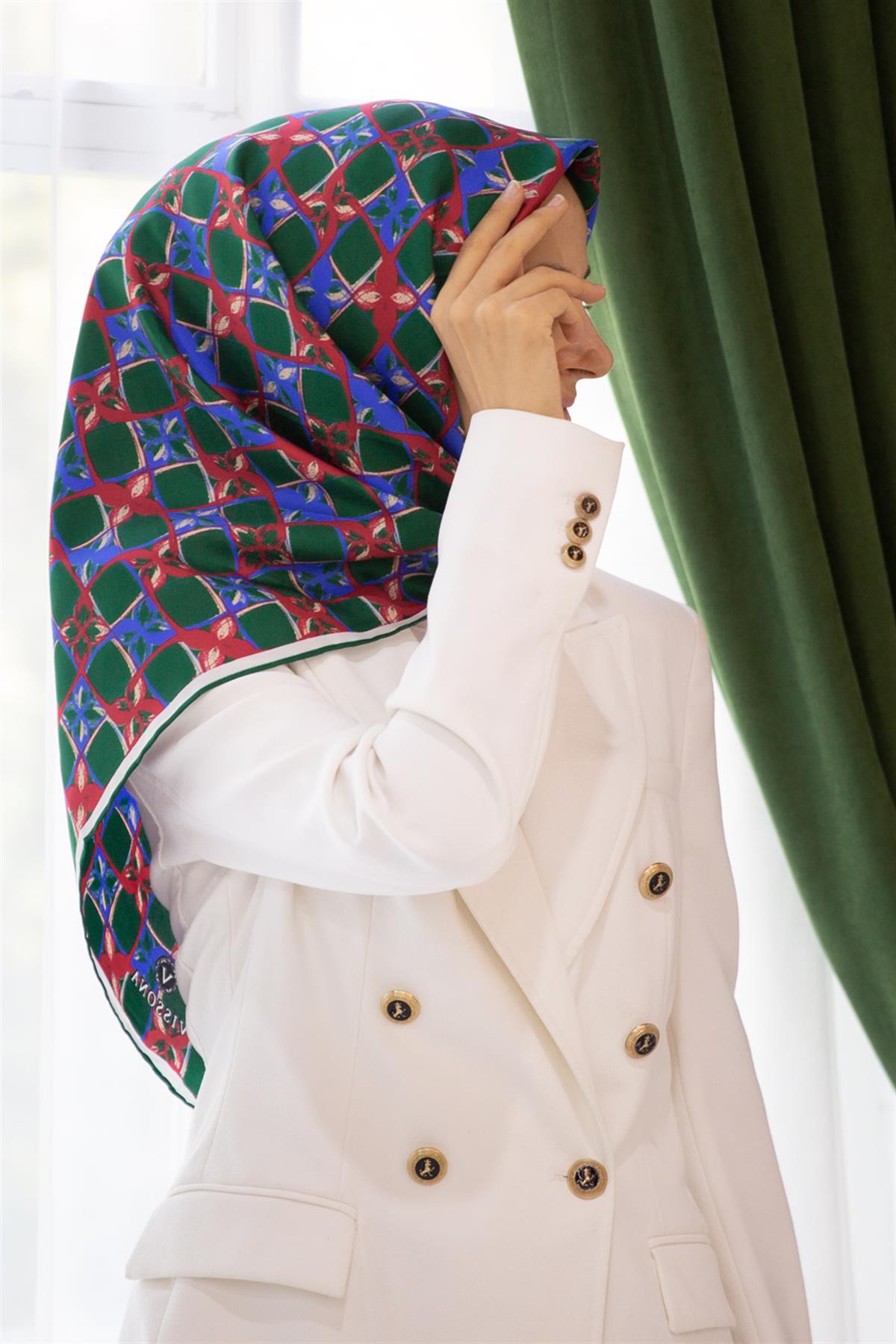 %100 Twill İpek Geometrik Desenli Zümrüt Yeşili Renkli 90x90 Eşarp Dikim Şekli : El Dikişi