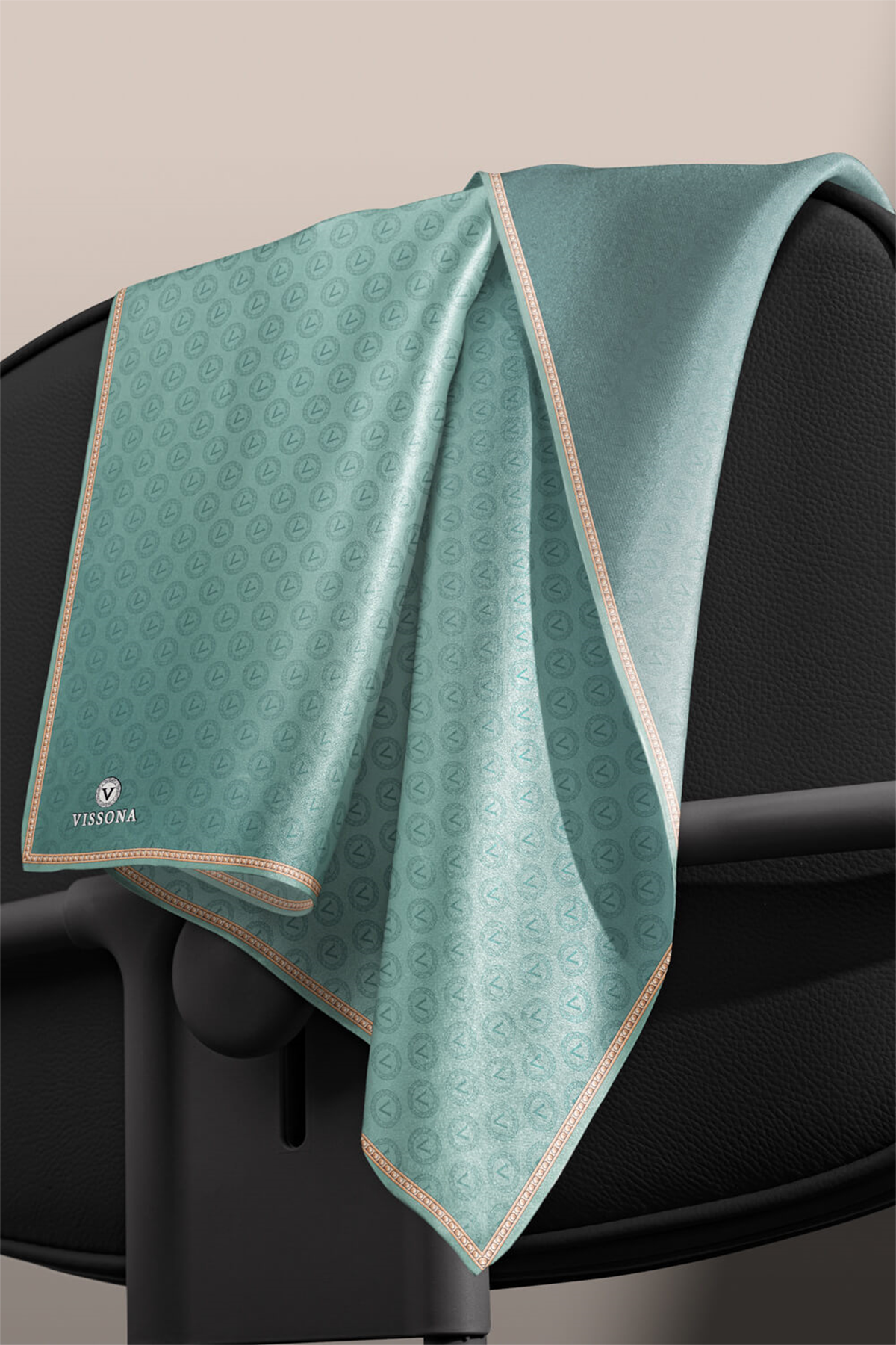 %100 Twill İpek Monogram Desenli Benetton Yeşili Renkli 90x90 Eşarp Dikim Şekli : El Dikişi