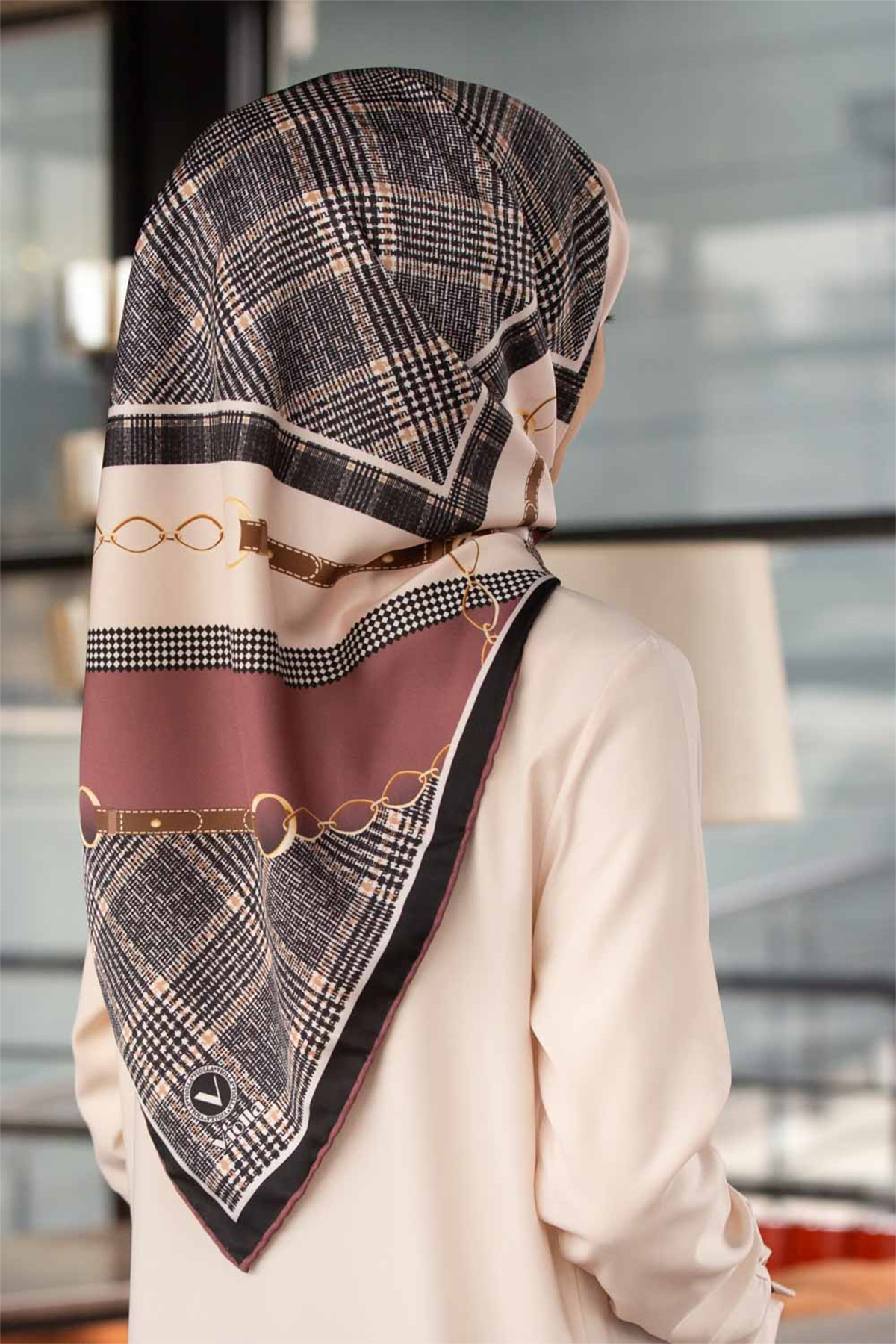 Twill Kemer ve Zincir Detaylı Ekose Desenli Gül Kurusu Renkli 90x90 Eşarp (İpek İçermez) Kenar Dikiş Şekli El Dikişli
