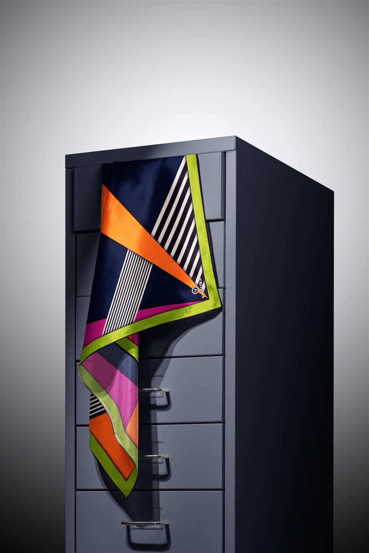 %100 Twill İpek Çizgili ve Geometrik Desenli Turuncu - Fıstık Yeşili Renkli 90x90 Eşarp Dikim Şekli : El Dikişi