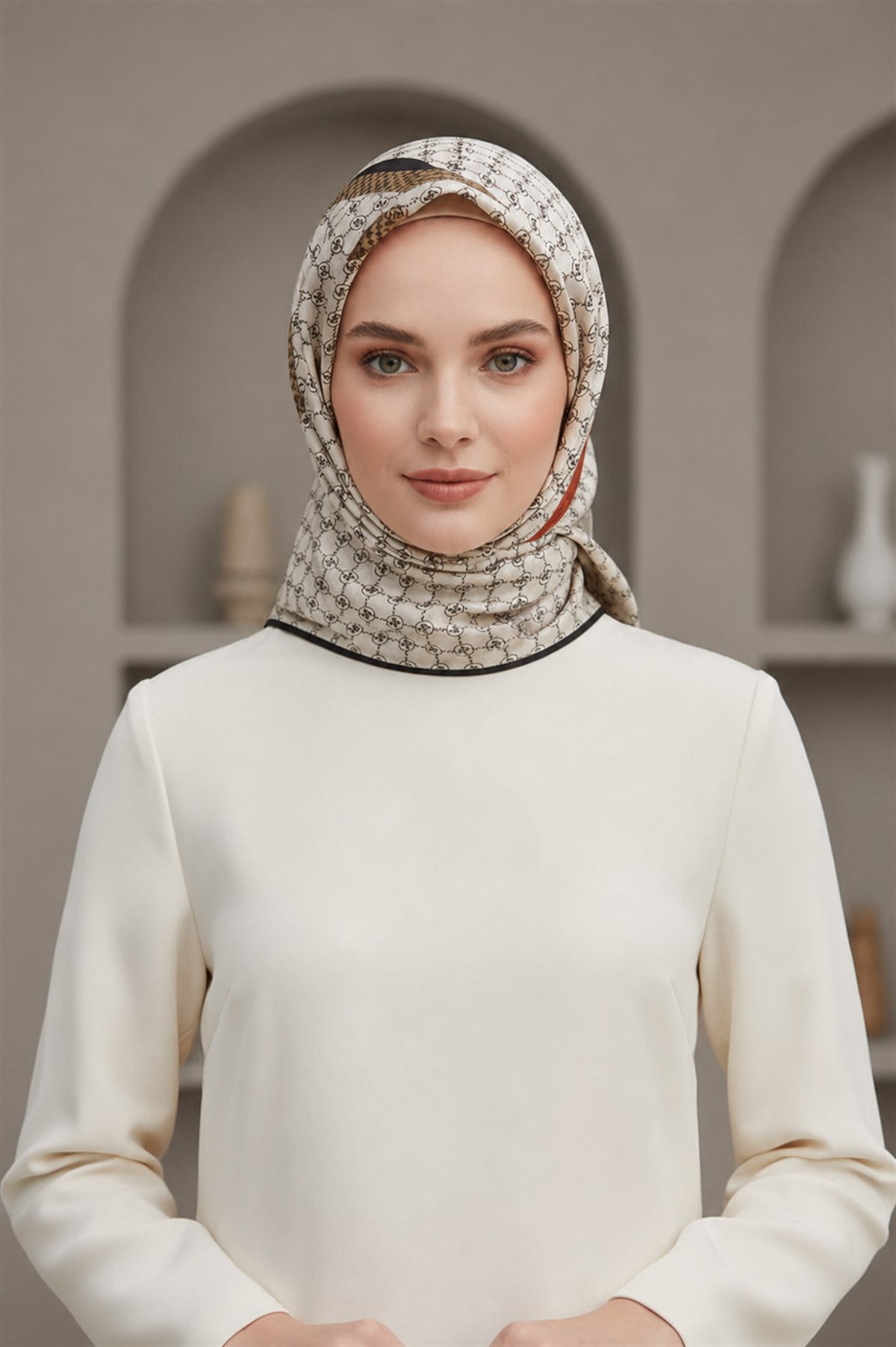 %100 Twill İpek Monogram Ve Şerit Desenli Taba - Siyah Renkli 90x90 Eşarp Dikim Şekli : El Dikişi