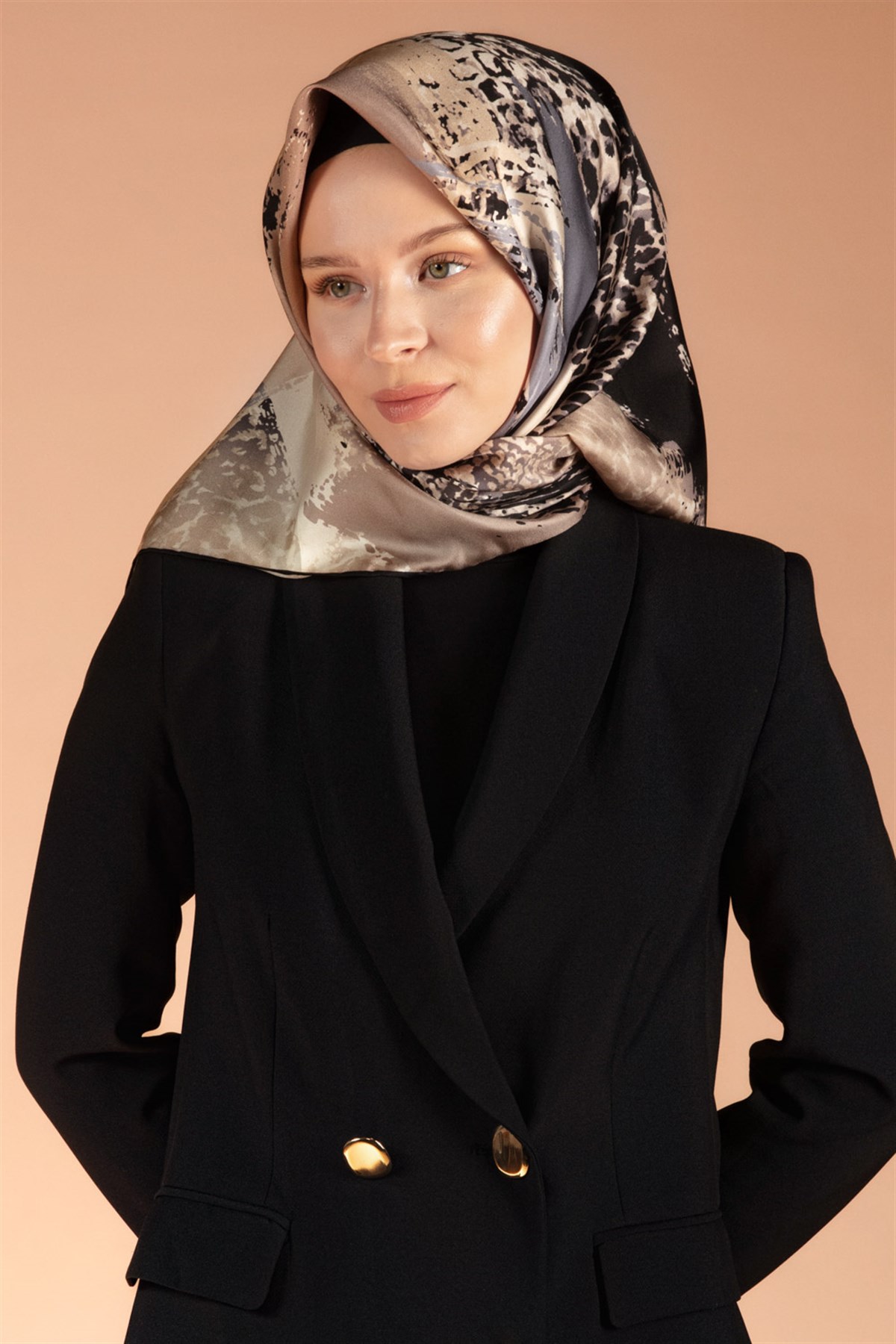 %100 Twill İpek Leopar ve Fırça Desenli Taş Renkli 90x90 Eşarp Dikim Şekli : El Dikişi